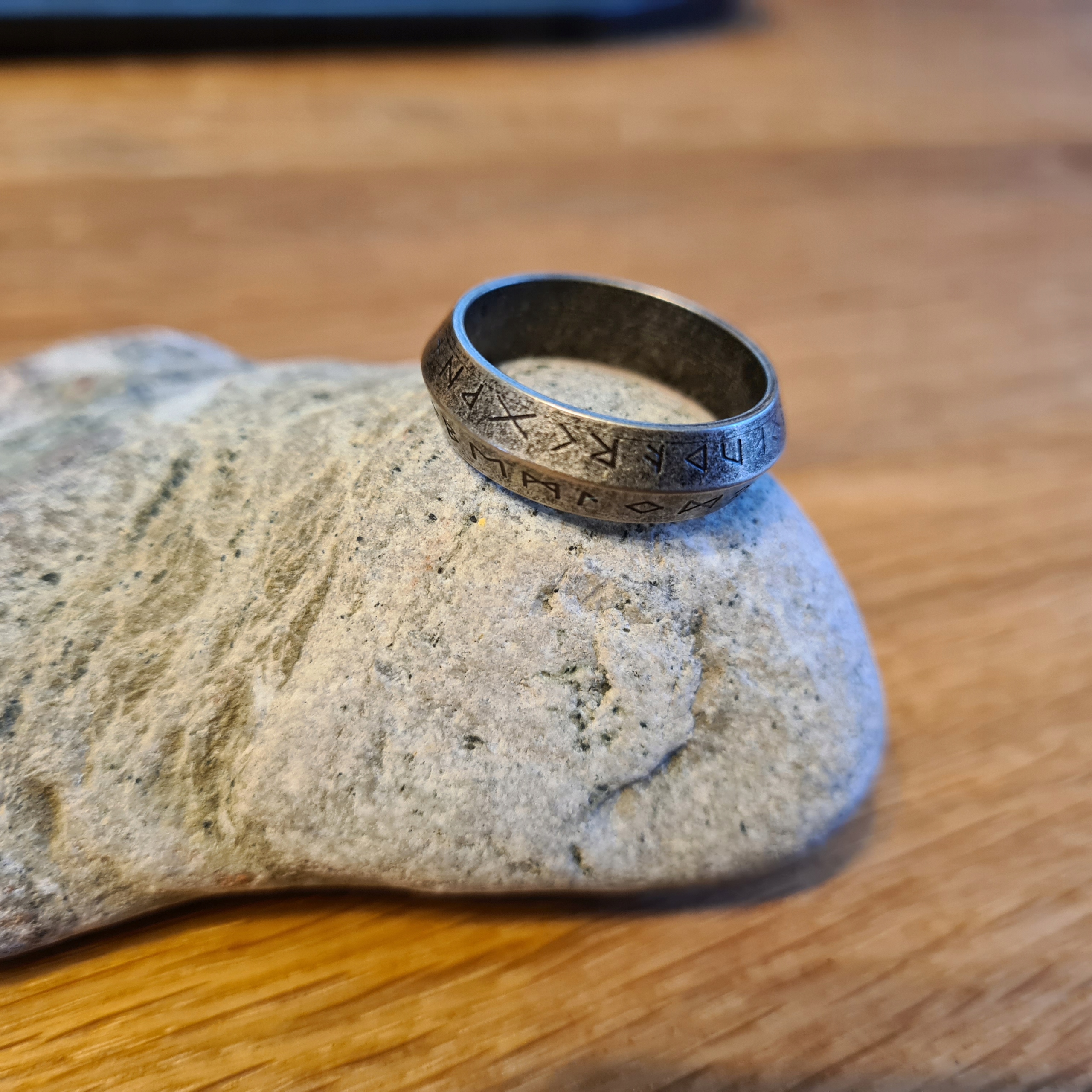 SKOŚNA NORDYCKA OBRĄCZKA SYGNET PIERŚCIEŃ PIERŚCIONEK Z RUNAMI RUNY R25 Rozmiar/Średnica wew. (mm) 25/20,67