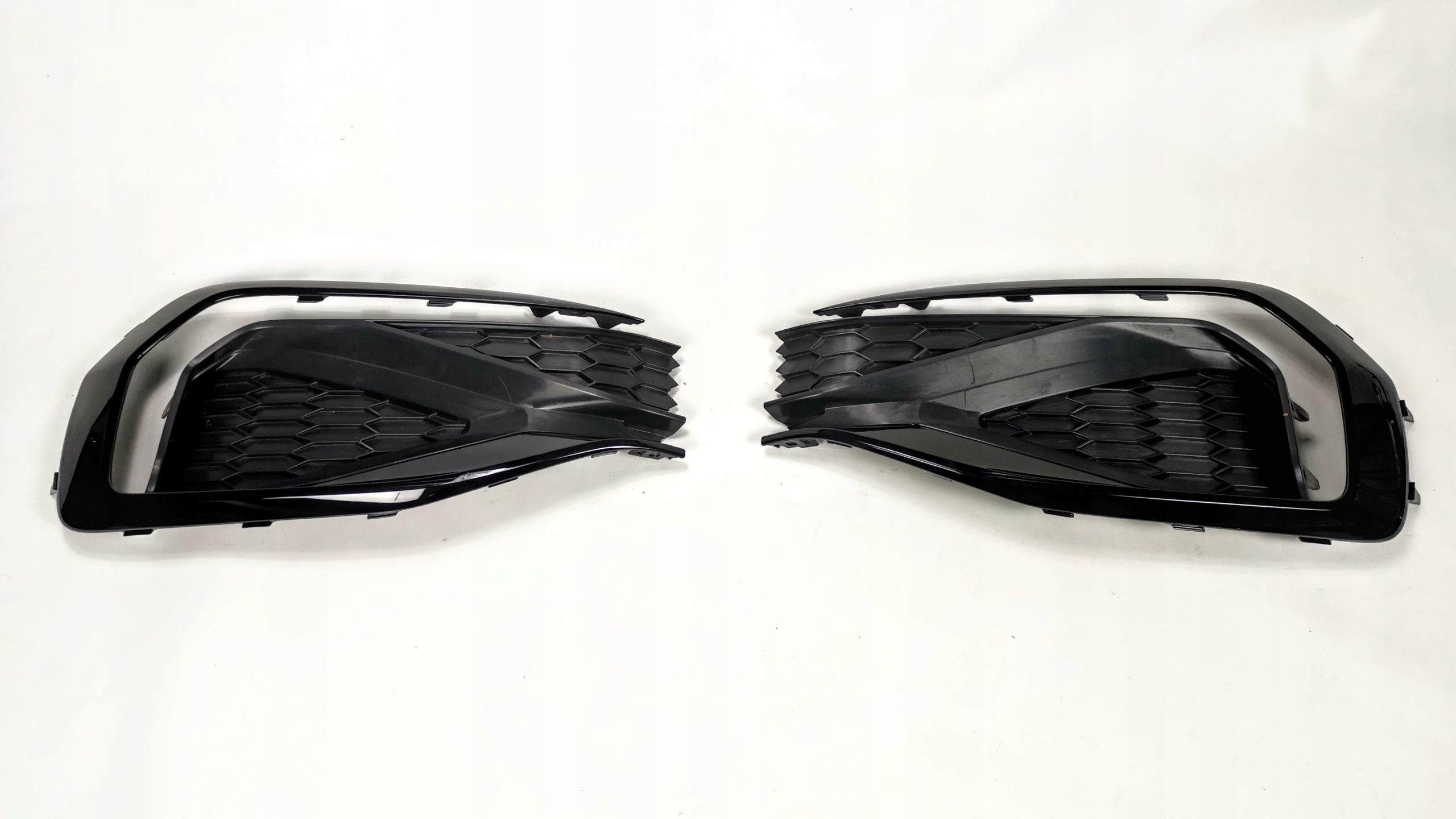 KRATKI ZDERZAKA PASSAT USA 561853666P 561853211B Numer katalogowy części 561853666P