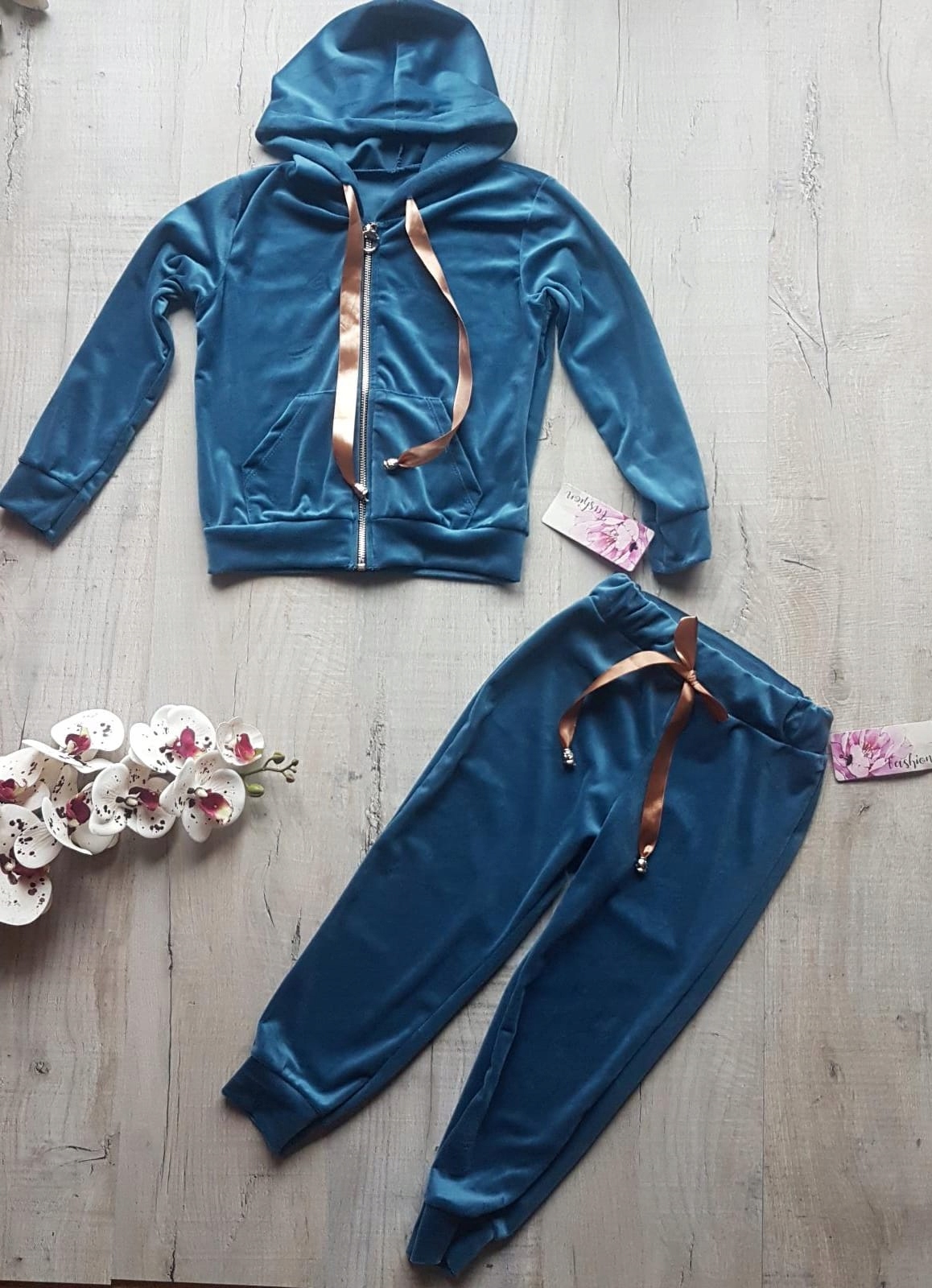 Komplet welurowy dla dziewczynki r 116 Rodzaj kaptur