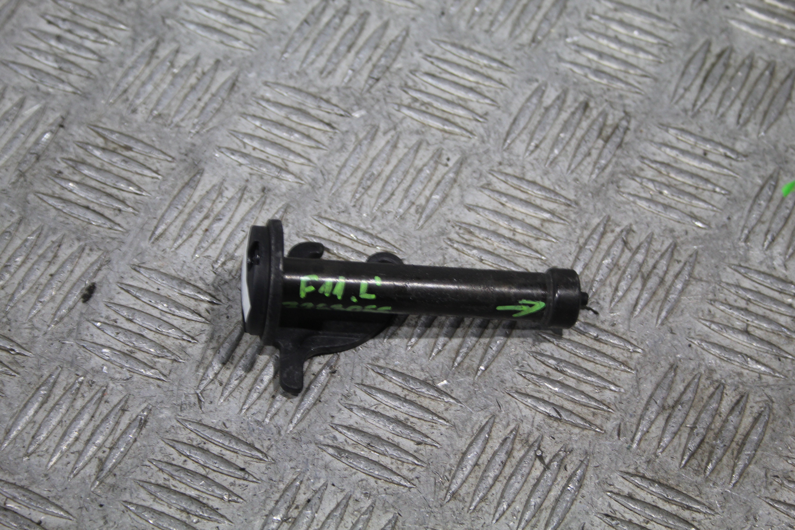 Патрон петлі капота л BMW 5 F10 F11 7263055