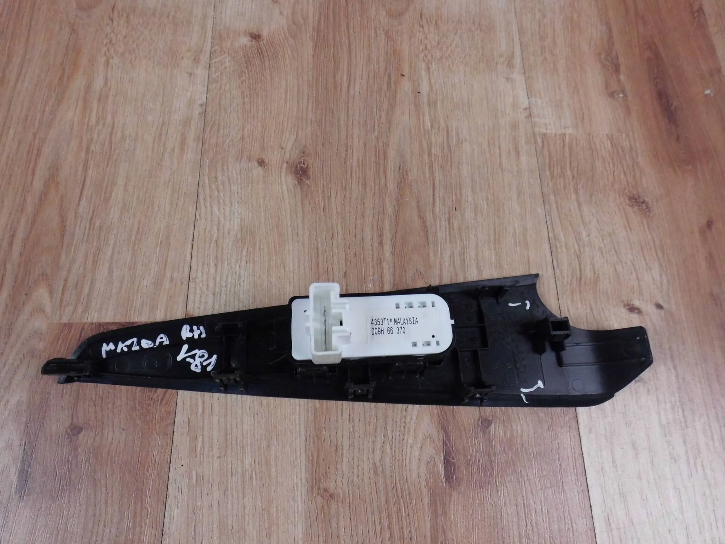 Mazda 2 DJ panel window control switch right rear part D09H66370