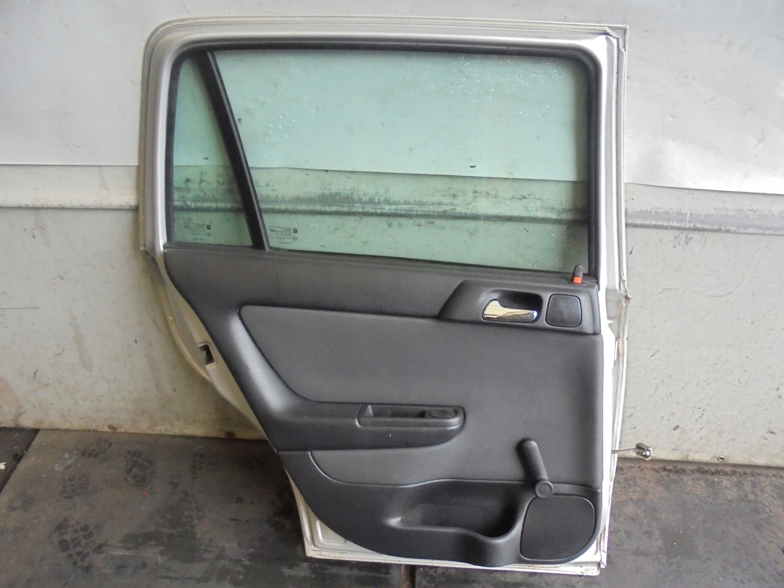 Drzwi tylne lewe kombi Opel Astra II Z157 Producent części Opel OE