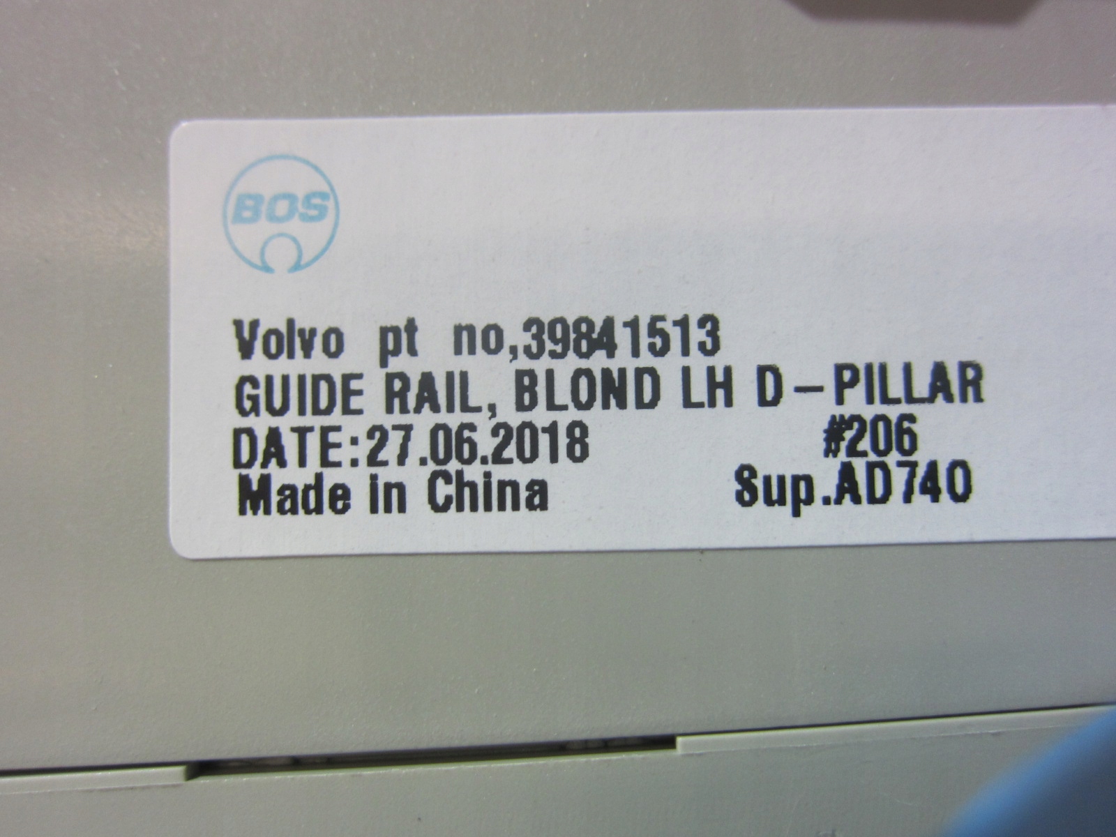 VOLVO XC60 II XC 60 left rail PROWADZACA ROLETY boot support 39841513