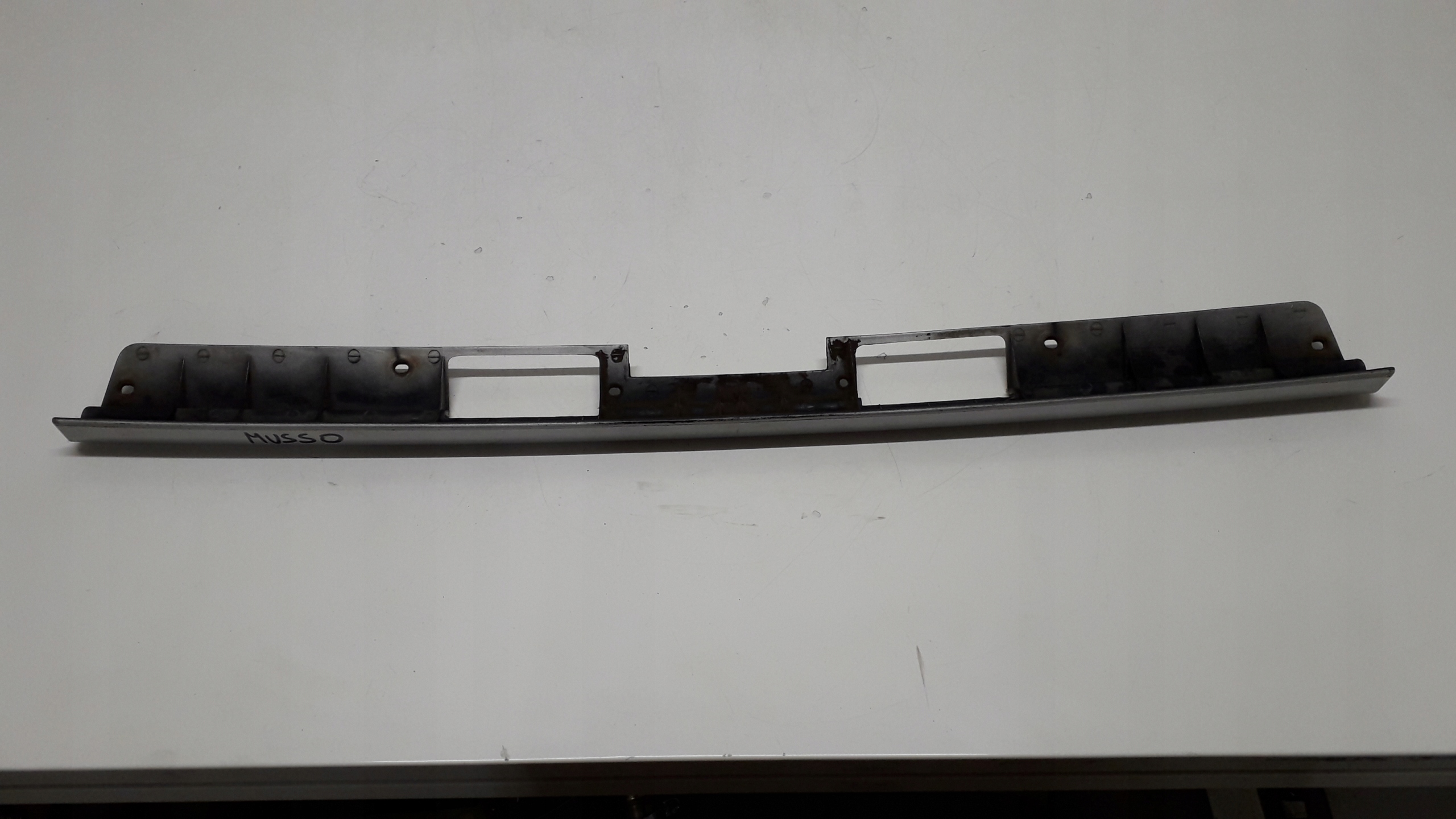 SSANGYONG MUSSO 93- BLENDA LISTWA KLAPY TYLNEJ