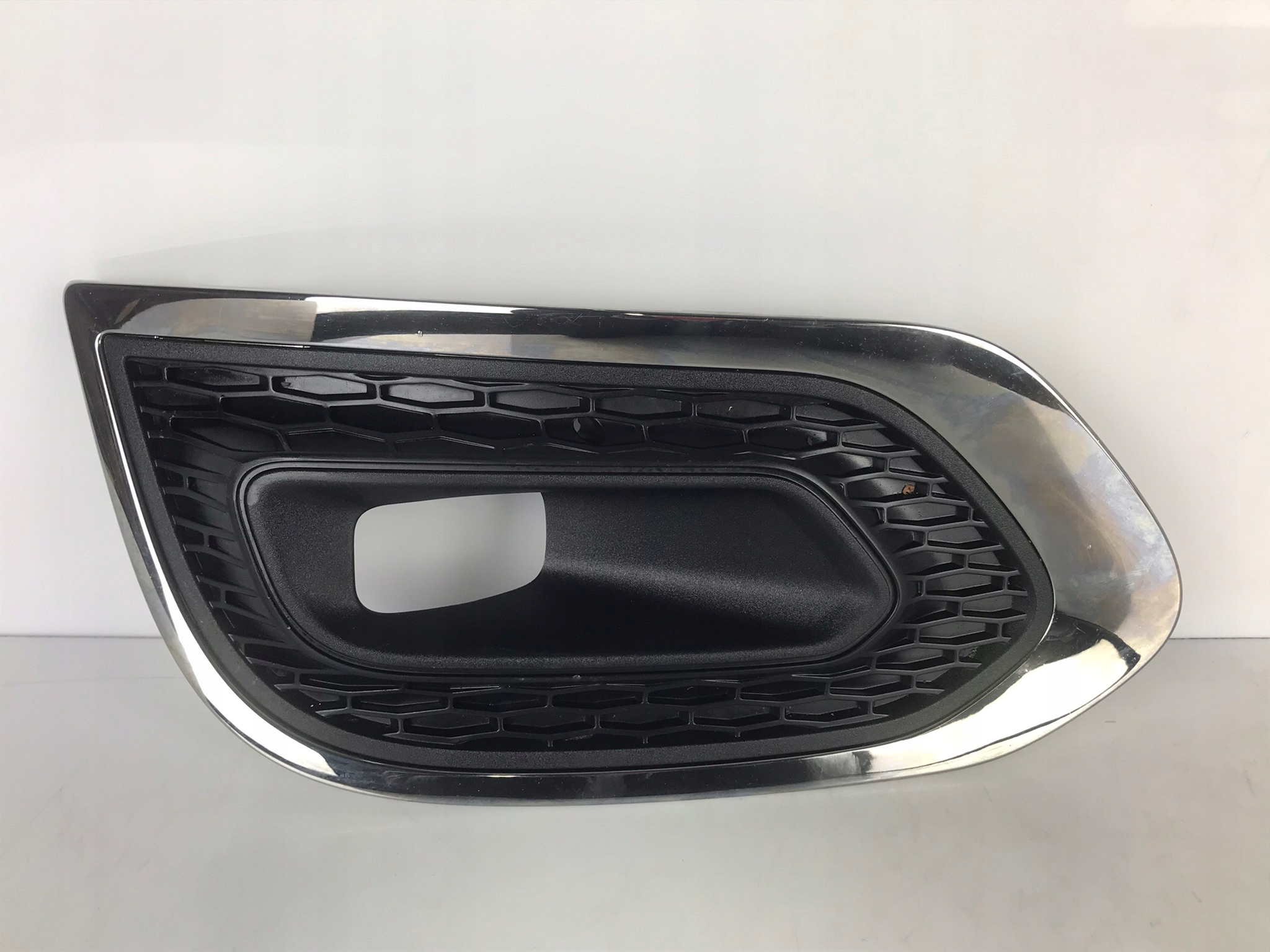 261A30096R - RENAULT KADJAR LIFT РАМКА РЕШЕТКА ЛЕВАЯ ПЕРЕДНЯЯ 18-22