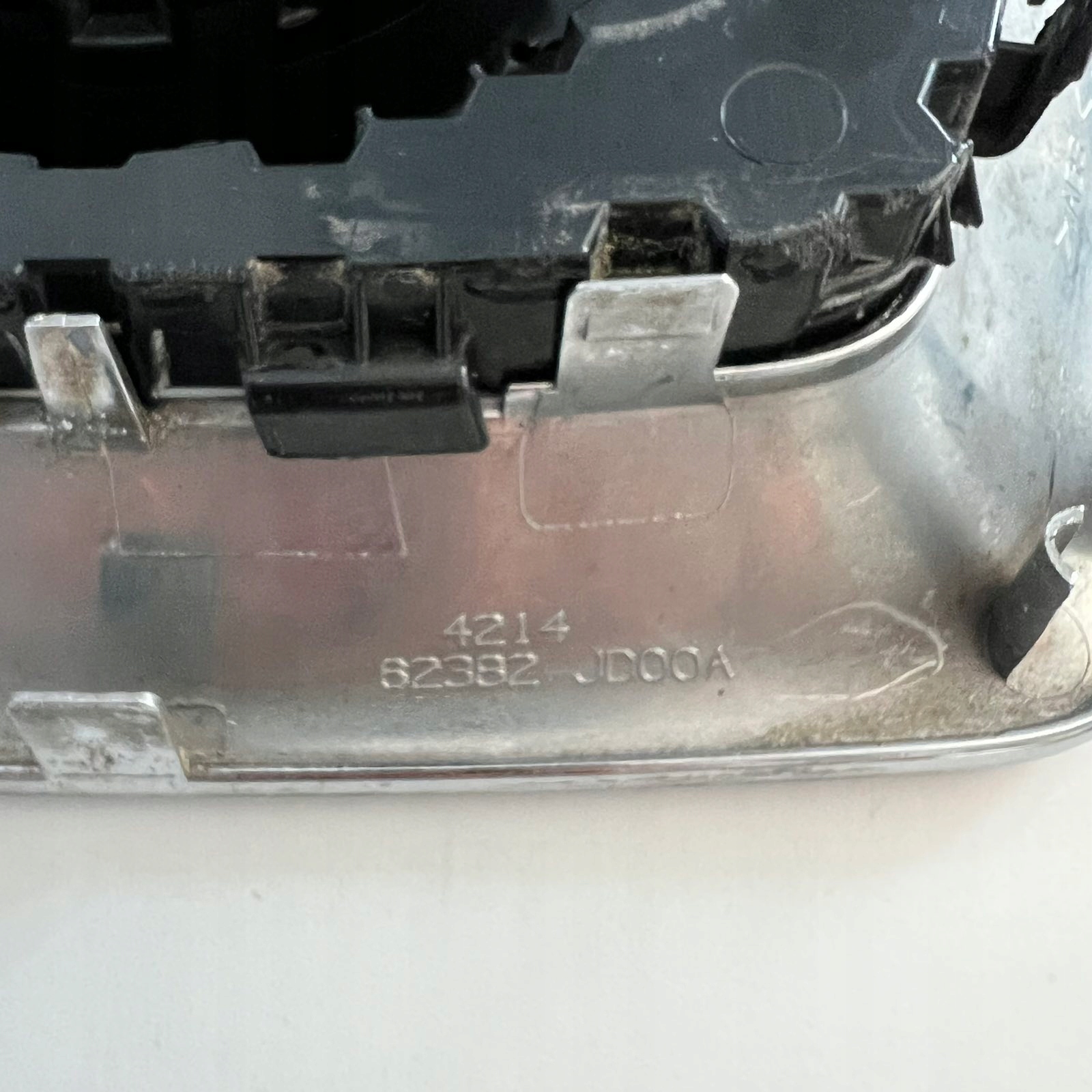 Nissan Qashqai 06-09 Grille Grille Logo 62314JD00A