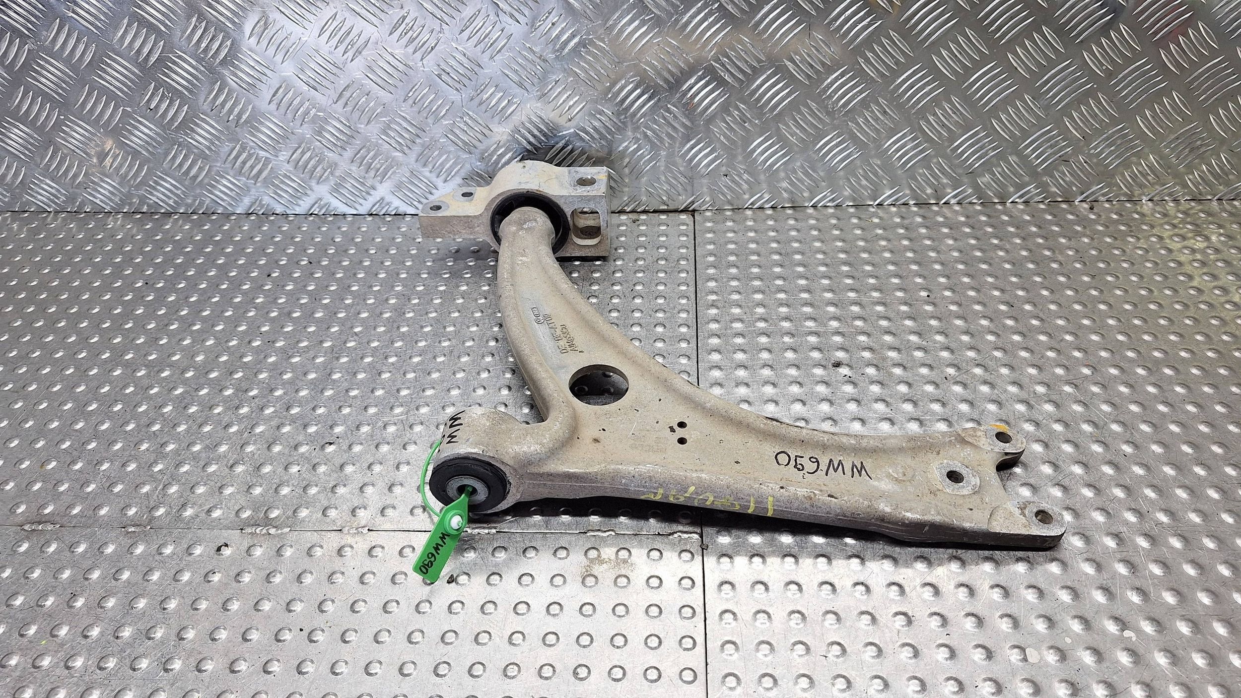 arm left front 3C0407153D VW PASSAT B7 AUDI Q3 8U