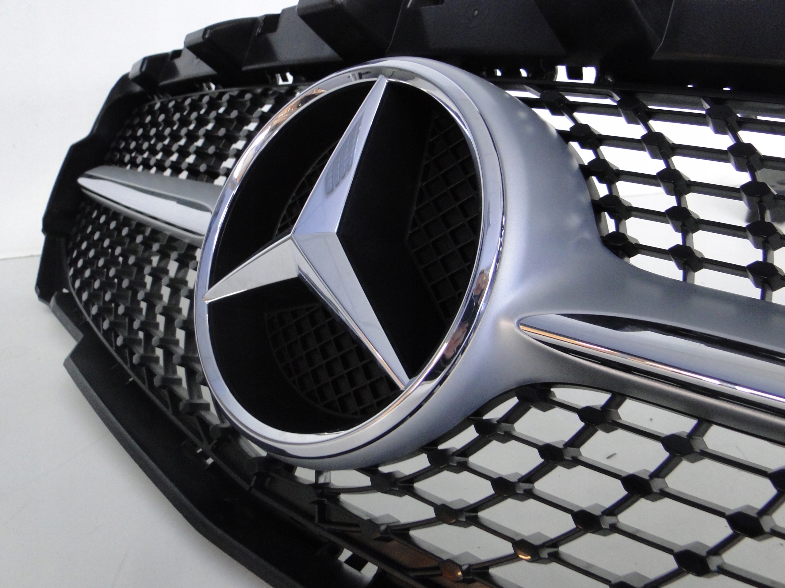 MERCEDES CLA 117 GRILL ATRAPA AMG DIAMENT Strona zabudowy przód