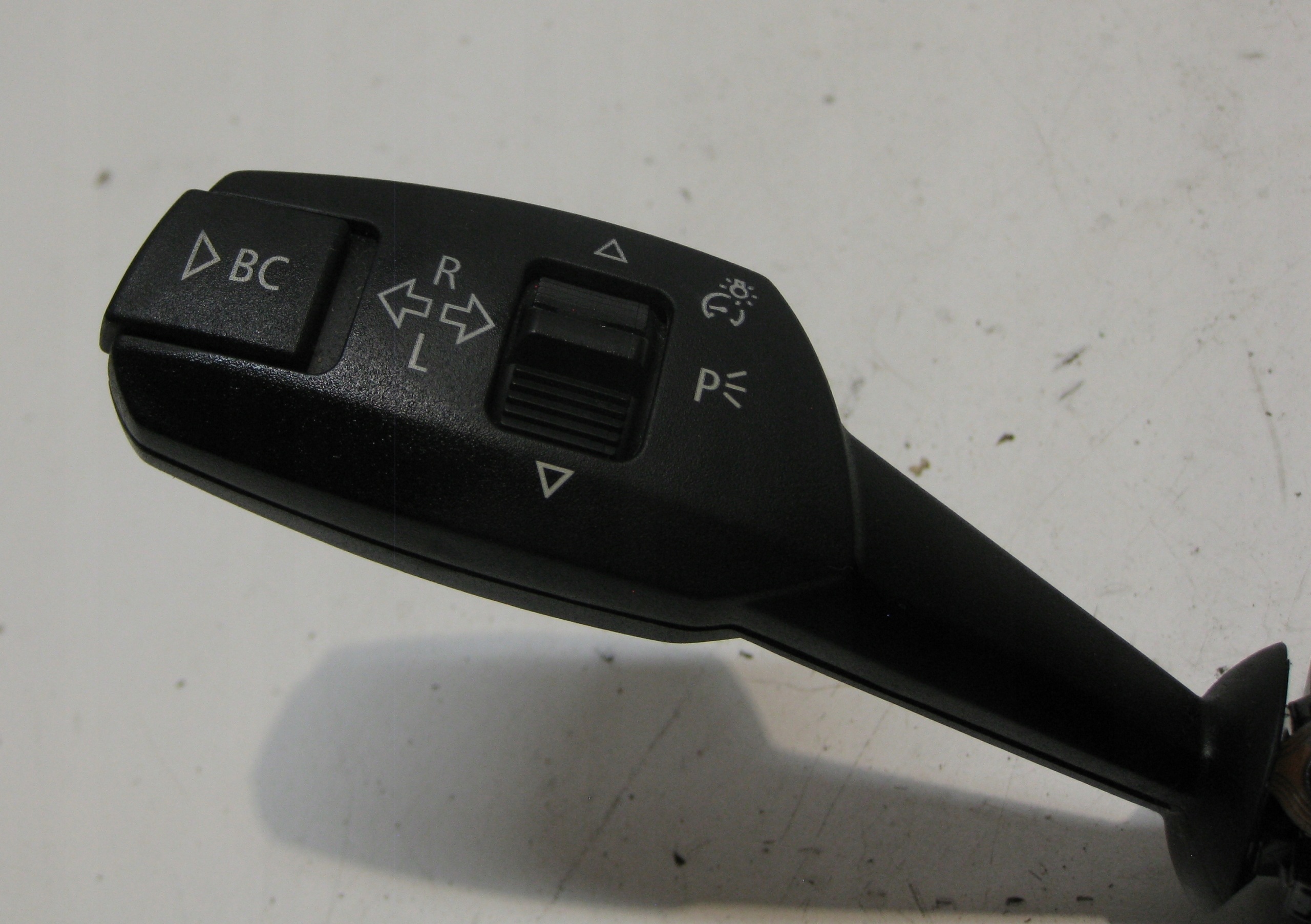 BMW E87 5D 07R steering wheel levers and controls ring control 9110873