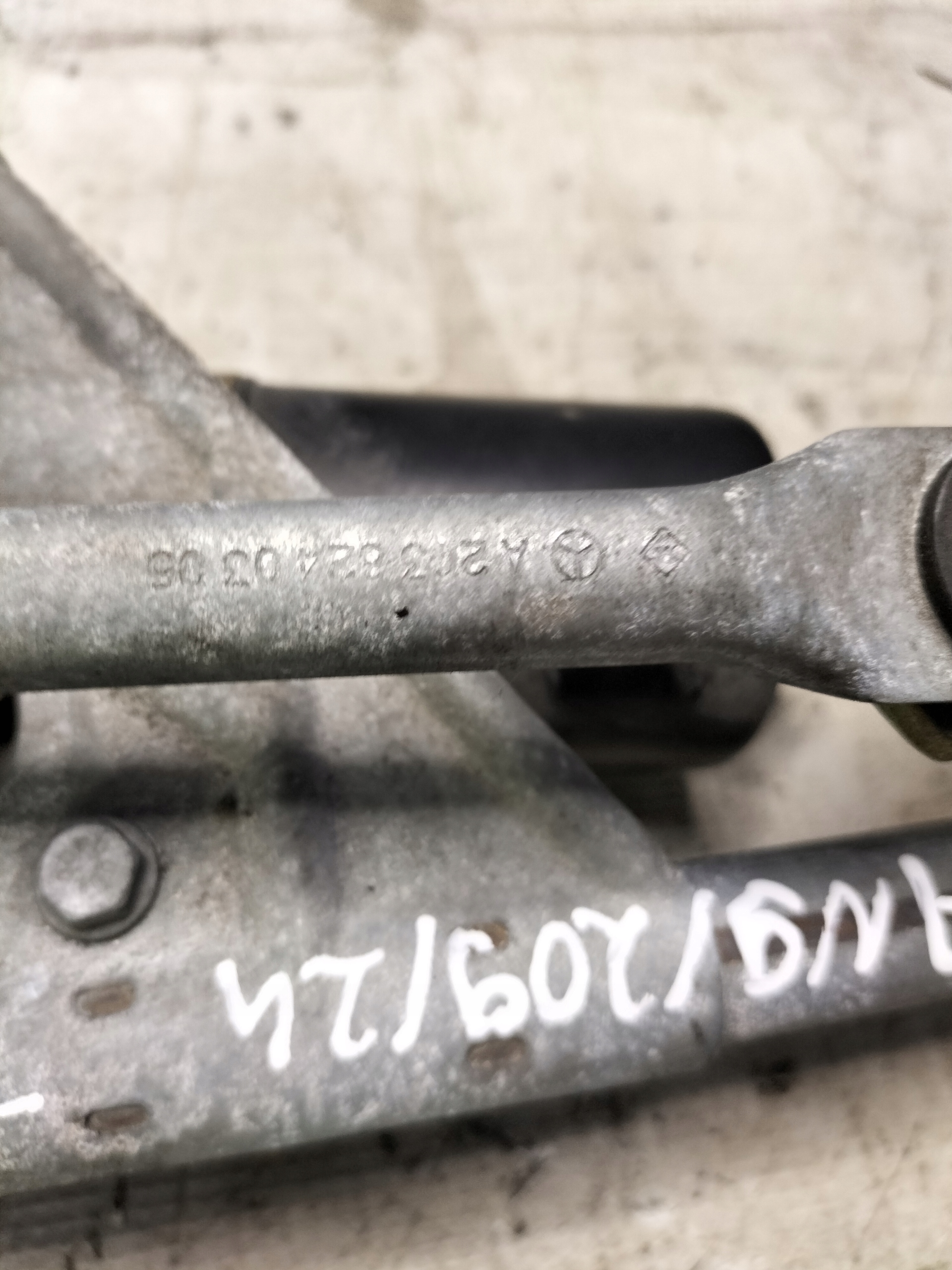 Mercedes-Benz OE A2038200342 Wischergestänge