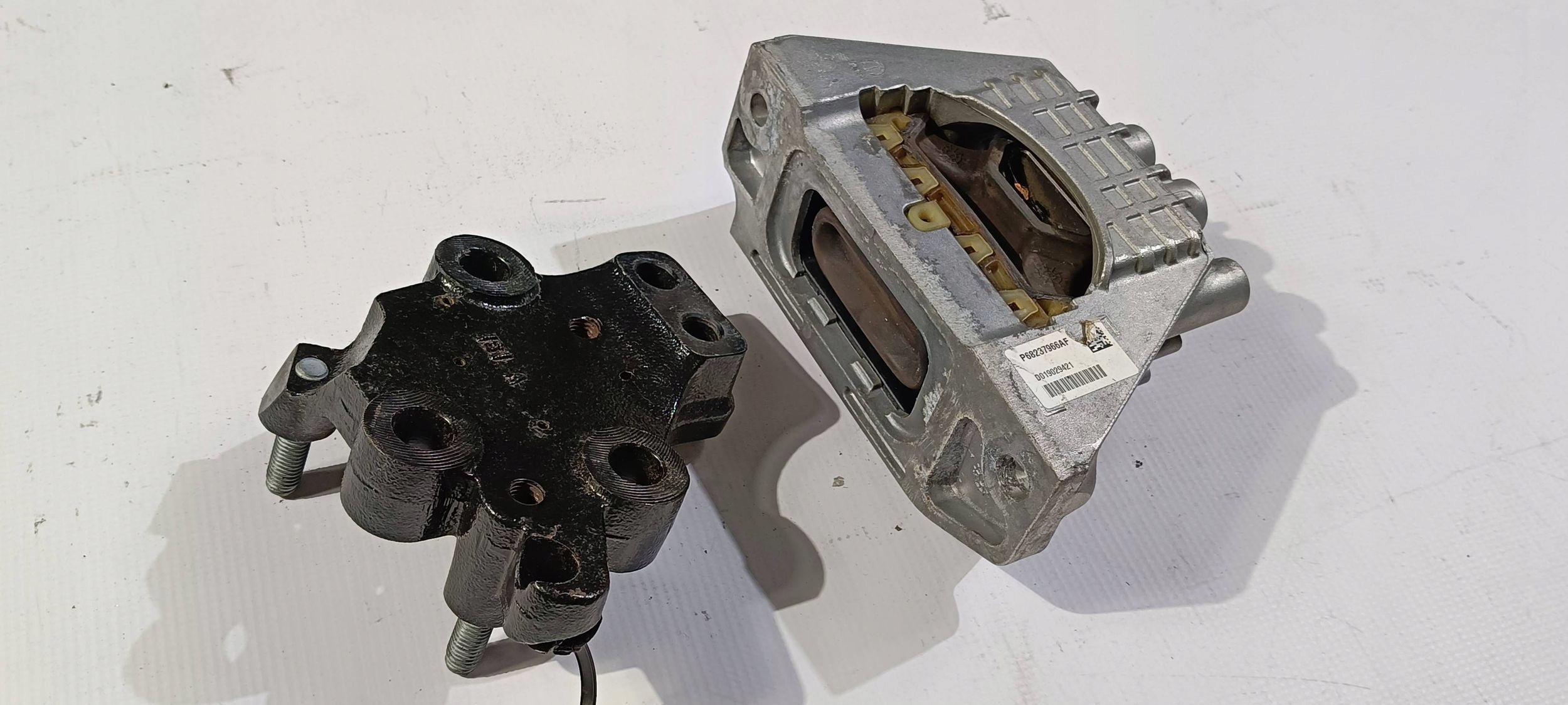 holder holder bracket engine mount Chrysler Pacifica Hybrid 2021