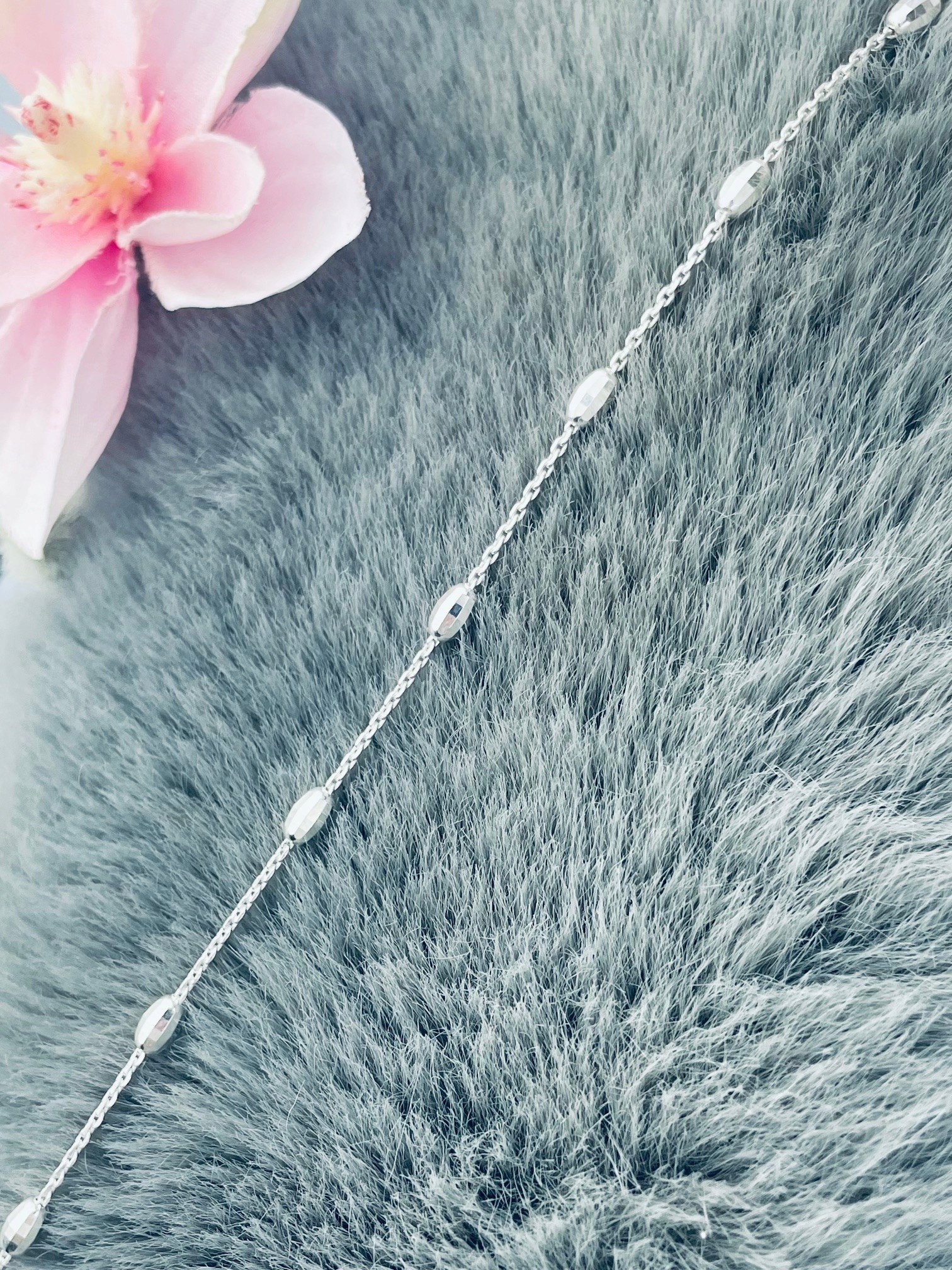 Stříbrný náramek s kuličkami a ankrem