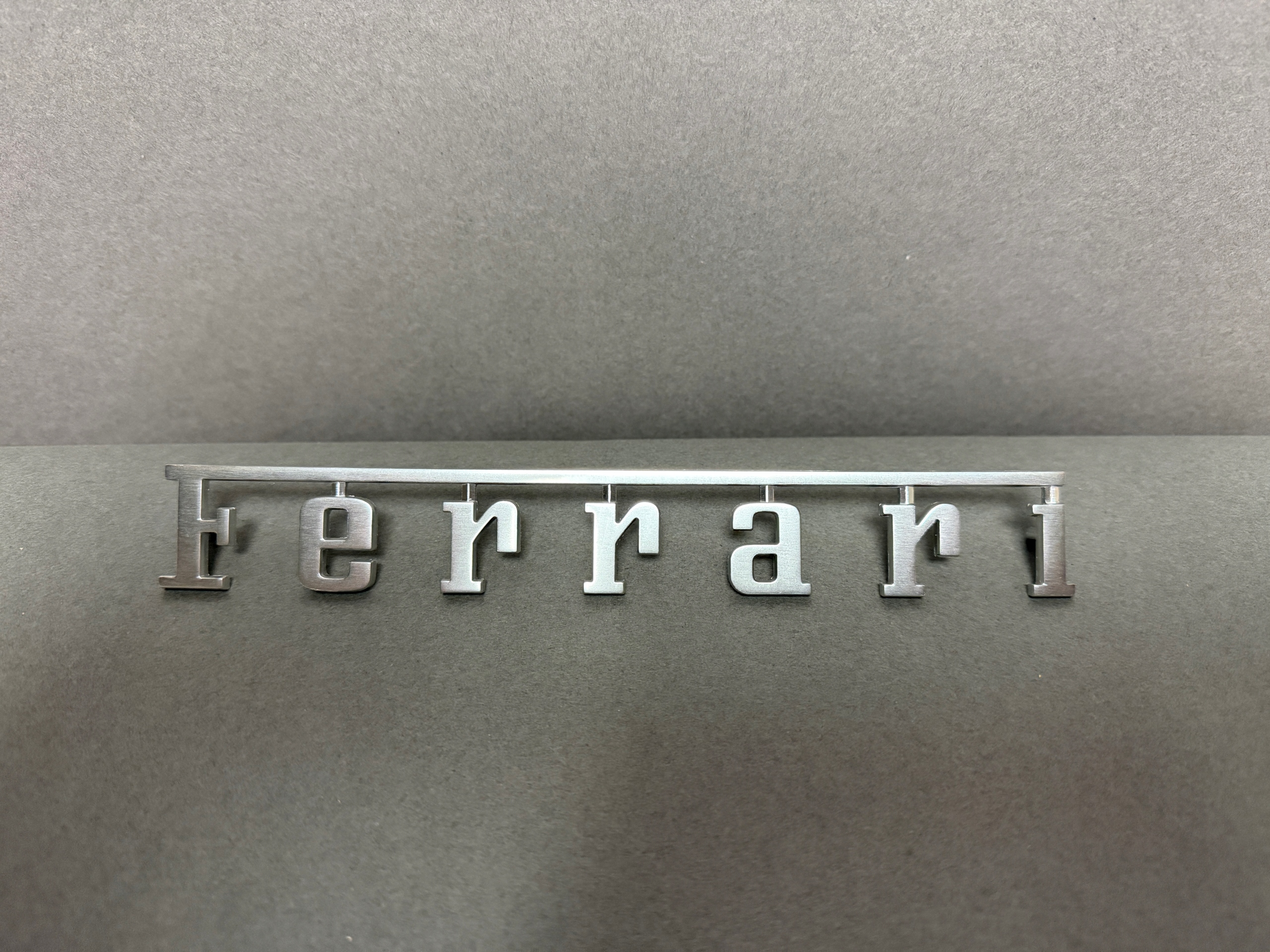 Emblém zadný nápis Ferrari Purosangue brúsený hliník 63482200