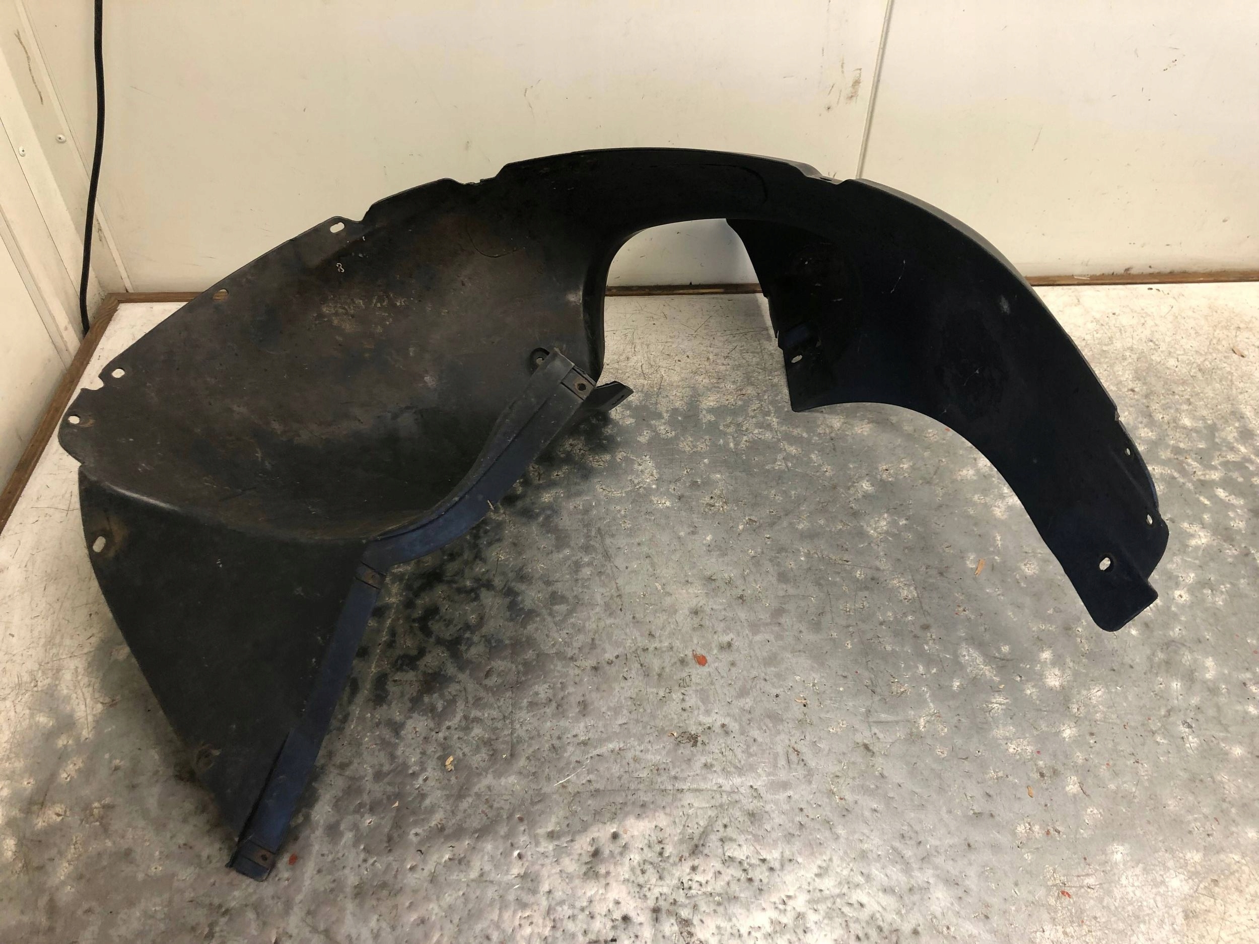 mudguard left front VW POLO IV 9N 6Q0809957A