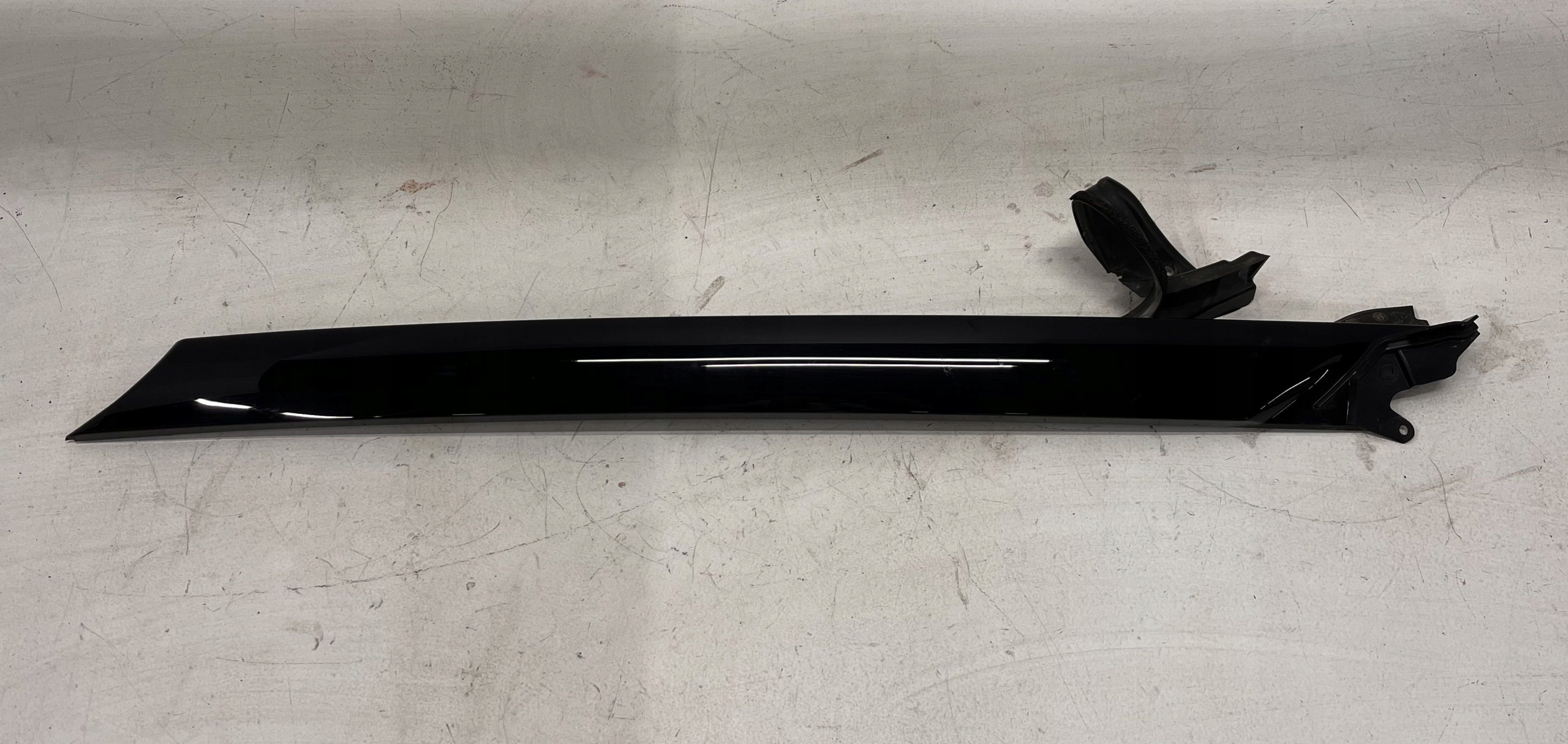 J8A2-025A52-A - Range ROVER VELAR L560 панель лобового стекла справа