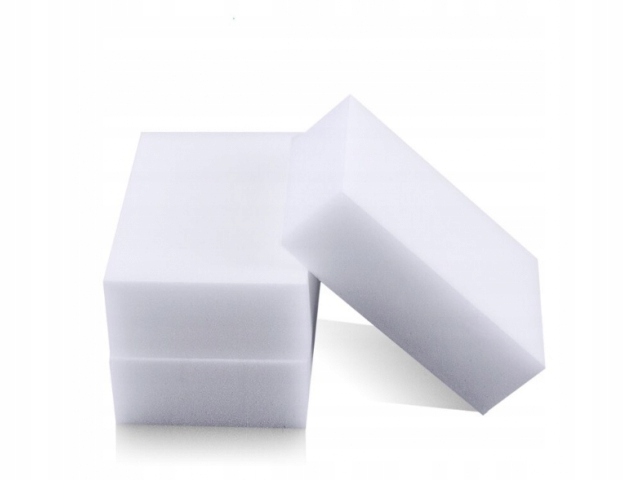 

Magiczna gąbka do czyszczenia plam usuwa brud