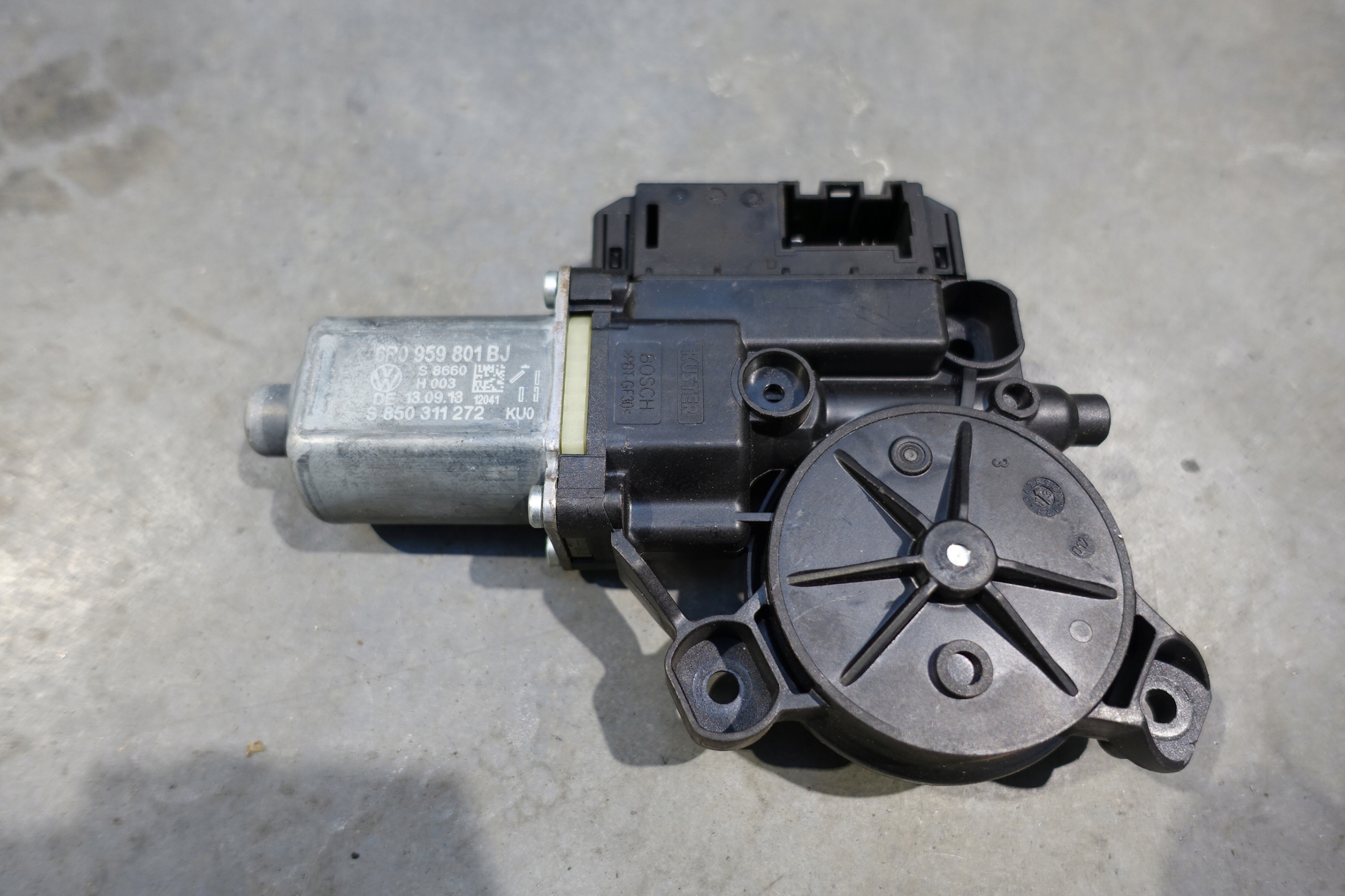 6R0959801BJ, 0130822453 - VW BEETLE 5C ЛОБОВОЕ СТЕКЛО ДВИГАТЕЛЯ ЛЕВЫЙ