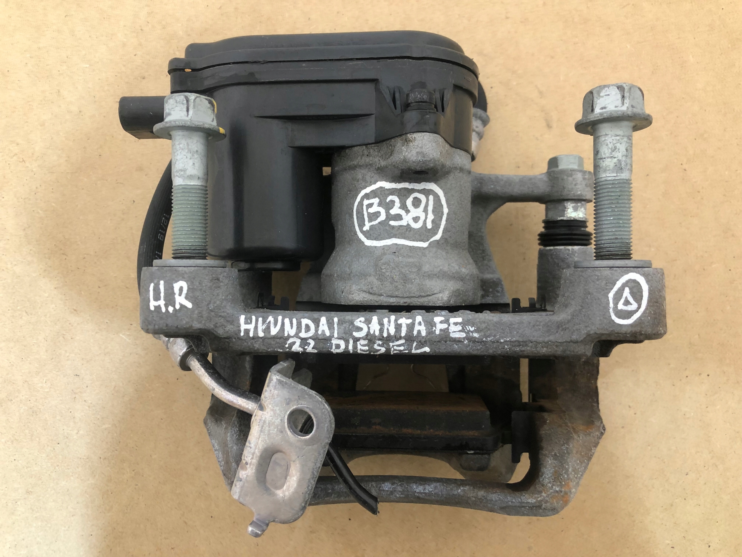 HYUNDAI SANTA FE IV caliper right rear 2,2 D