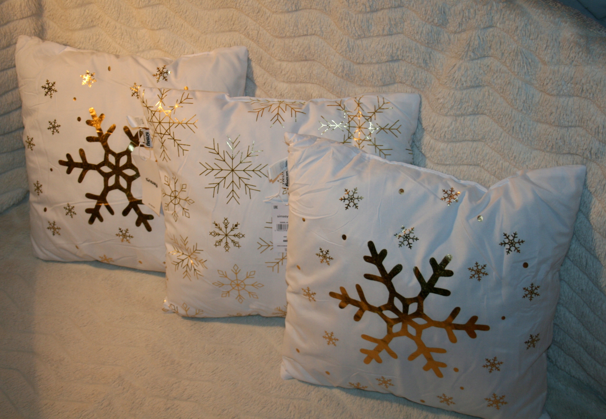 SINSAY HOME KOMPLET 3 PODUSZKI ŚWIĄTECZNE BIAŁE Długość 45 cm