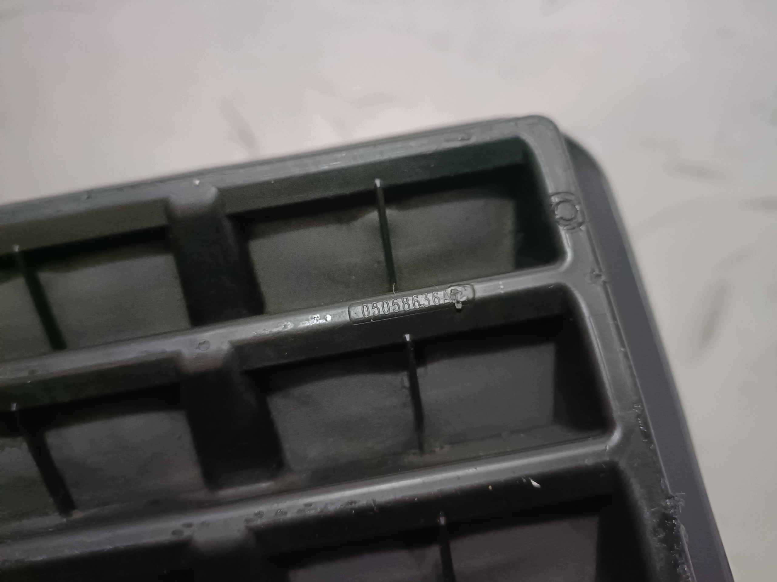 DODGE CHARGER 2019- grid DEKOPRESYJNA intake 05058636AC left = right