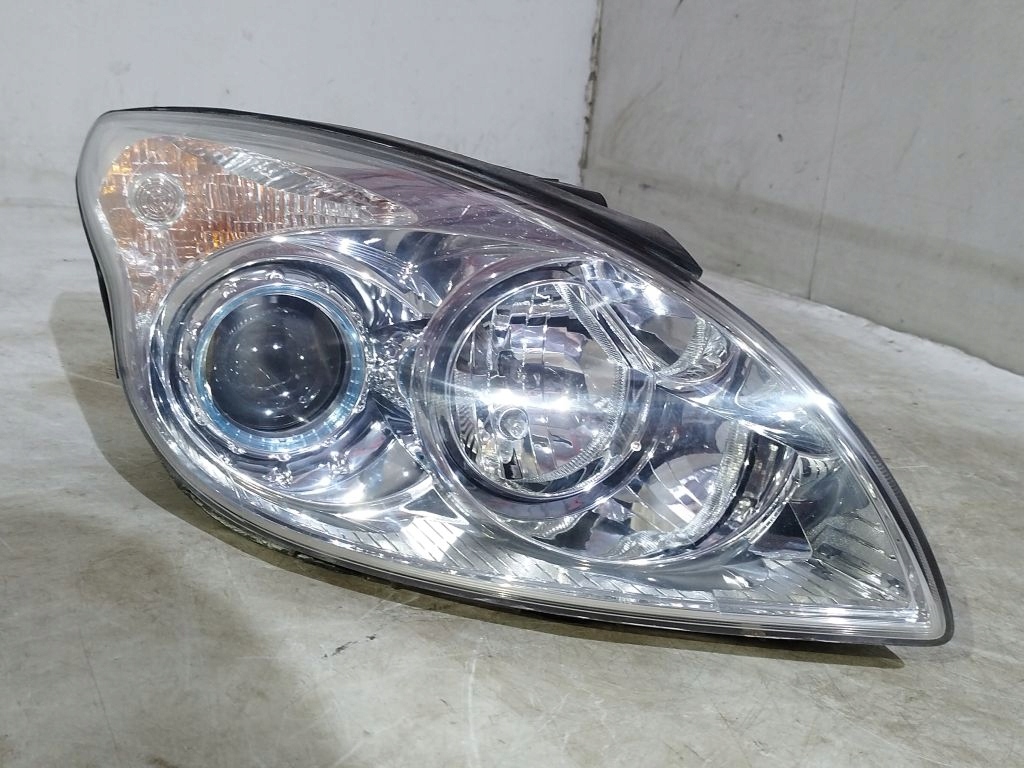 Hyundai i30 and 1 light right front front