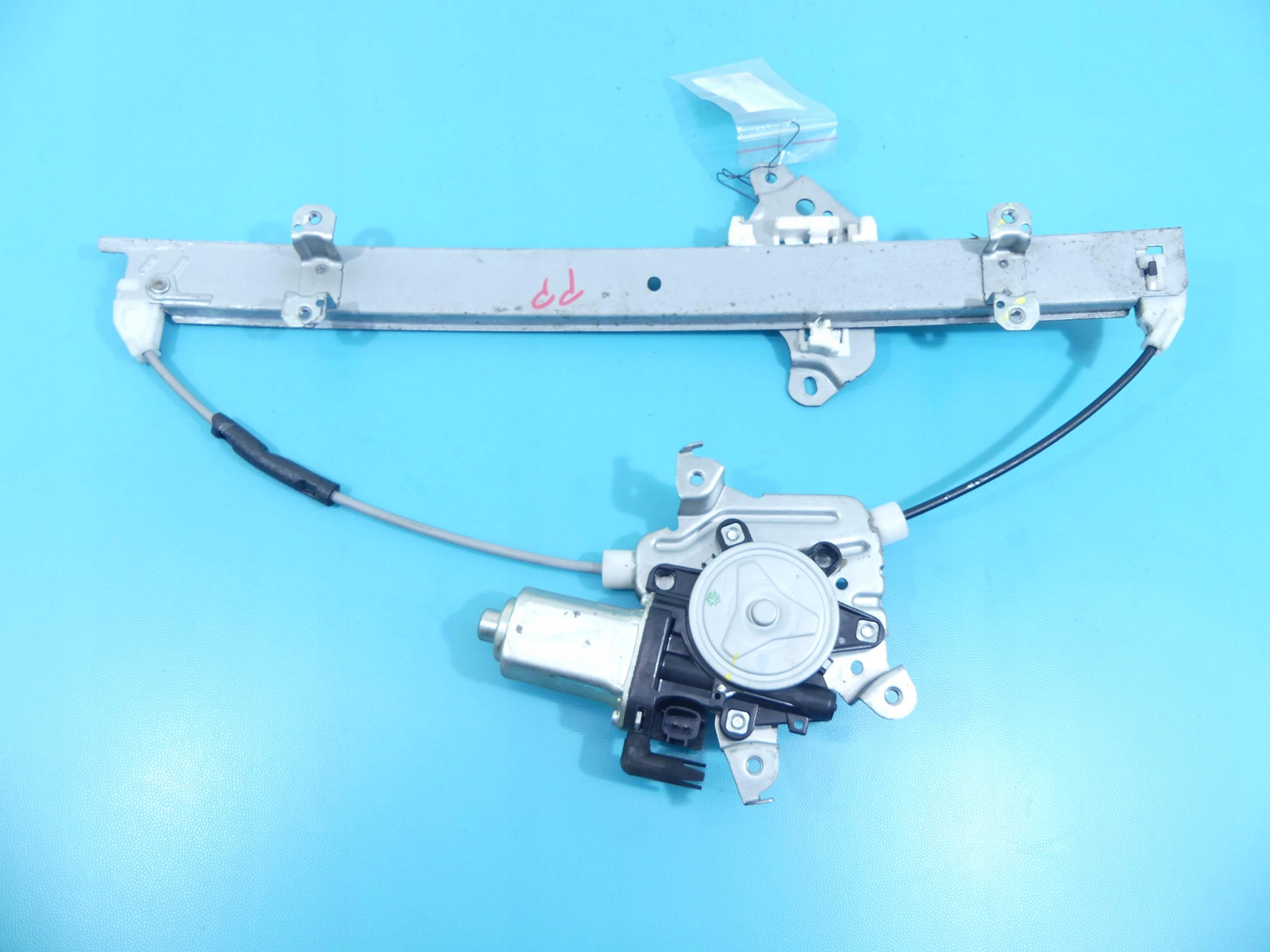 PODNOSNIK ПЕРЕД ПРАВЫЙ NISSAN TIIDA07308991a