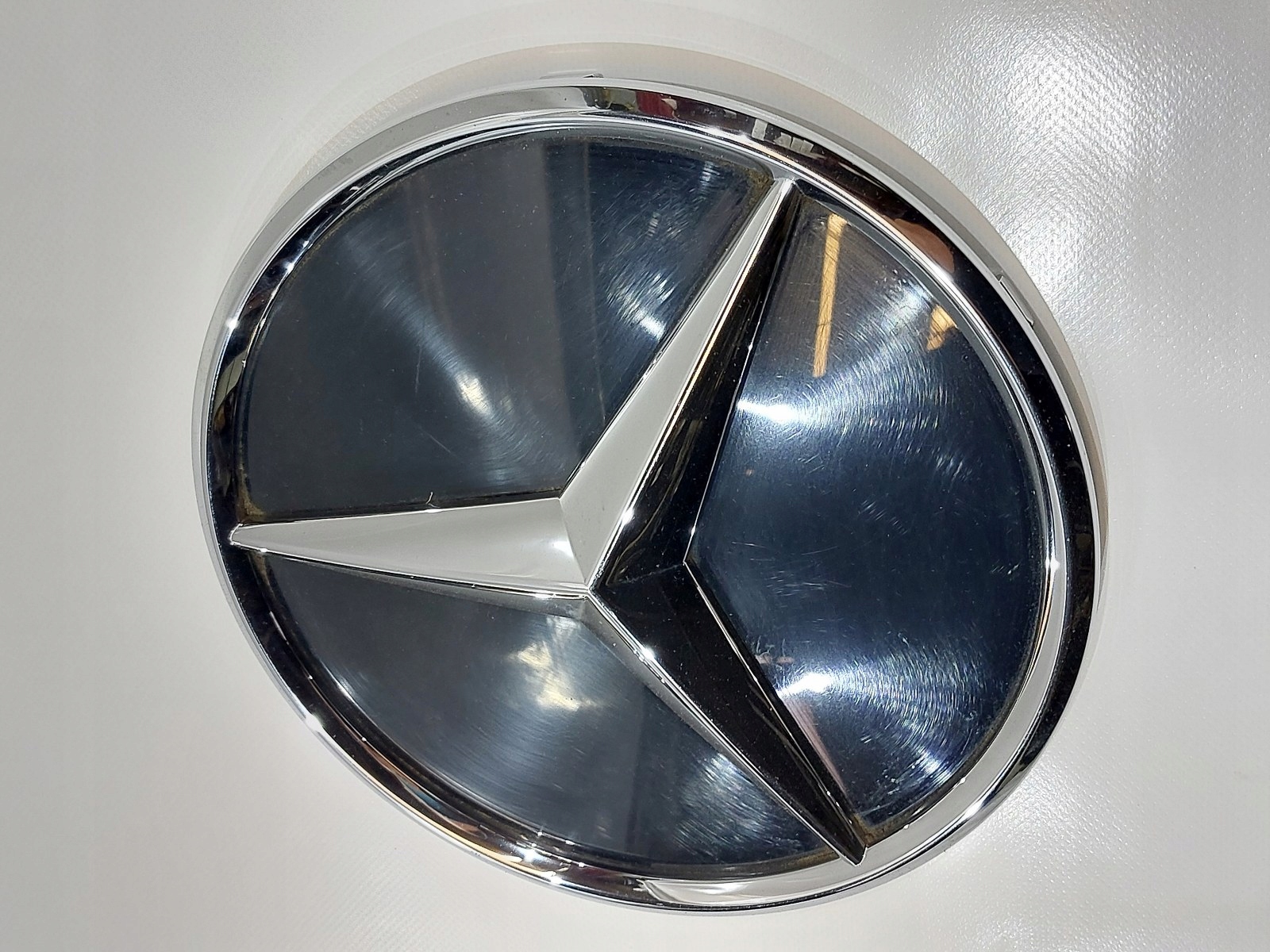 ZNACZEK EMBLEMAT LOGO MERCEDES A0008883100 Marka Mercedes-Benz