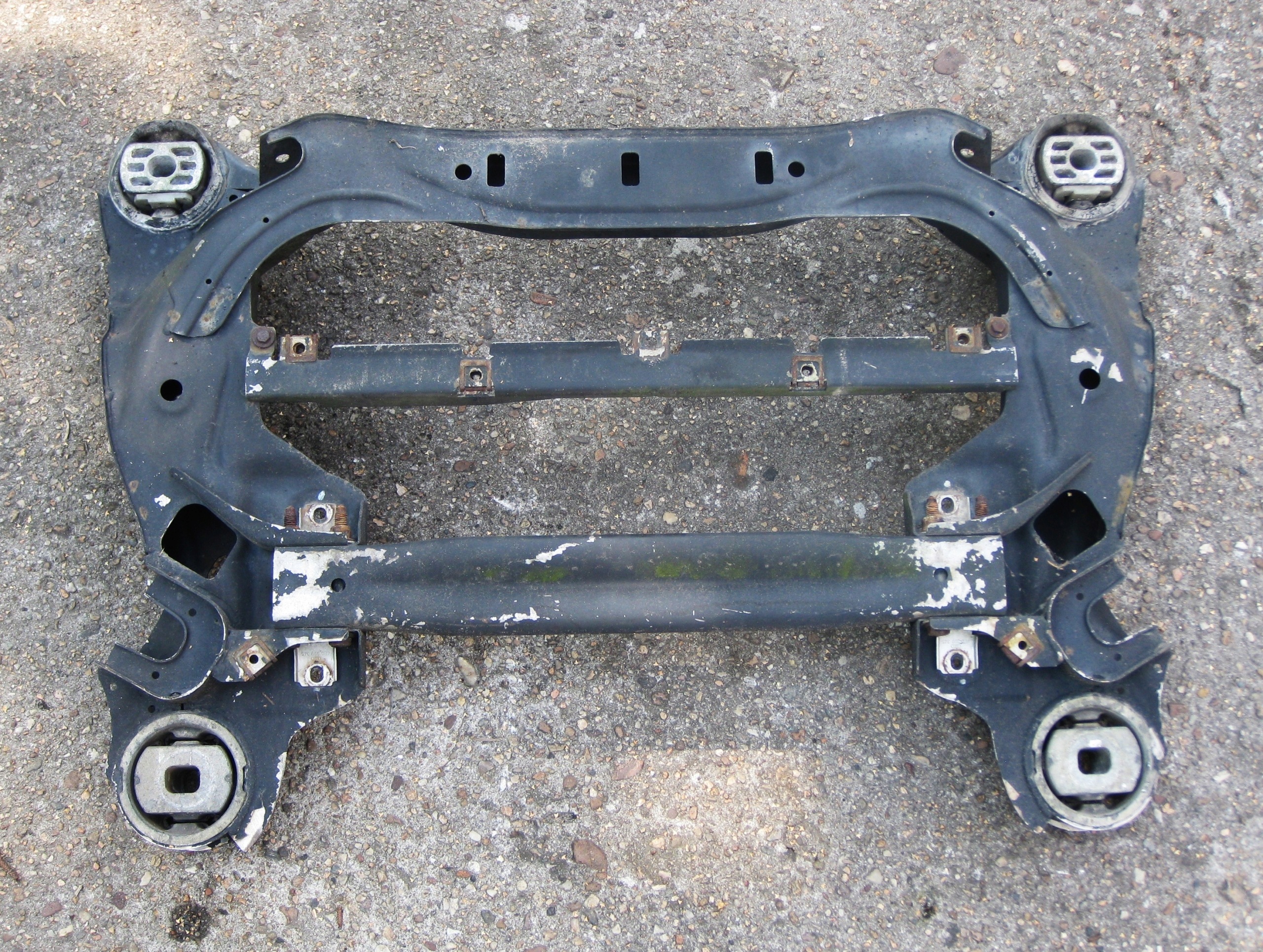 AUDI A8 D3 3.0 TDI sider axle beam subframe below engine front 4E0399313E