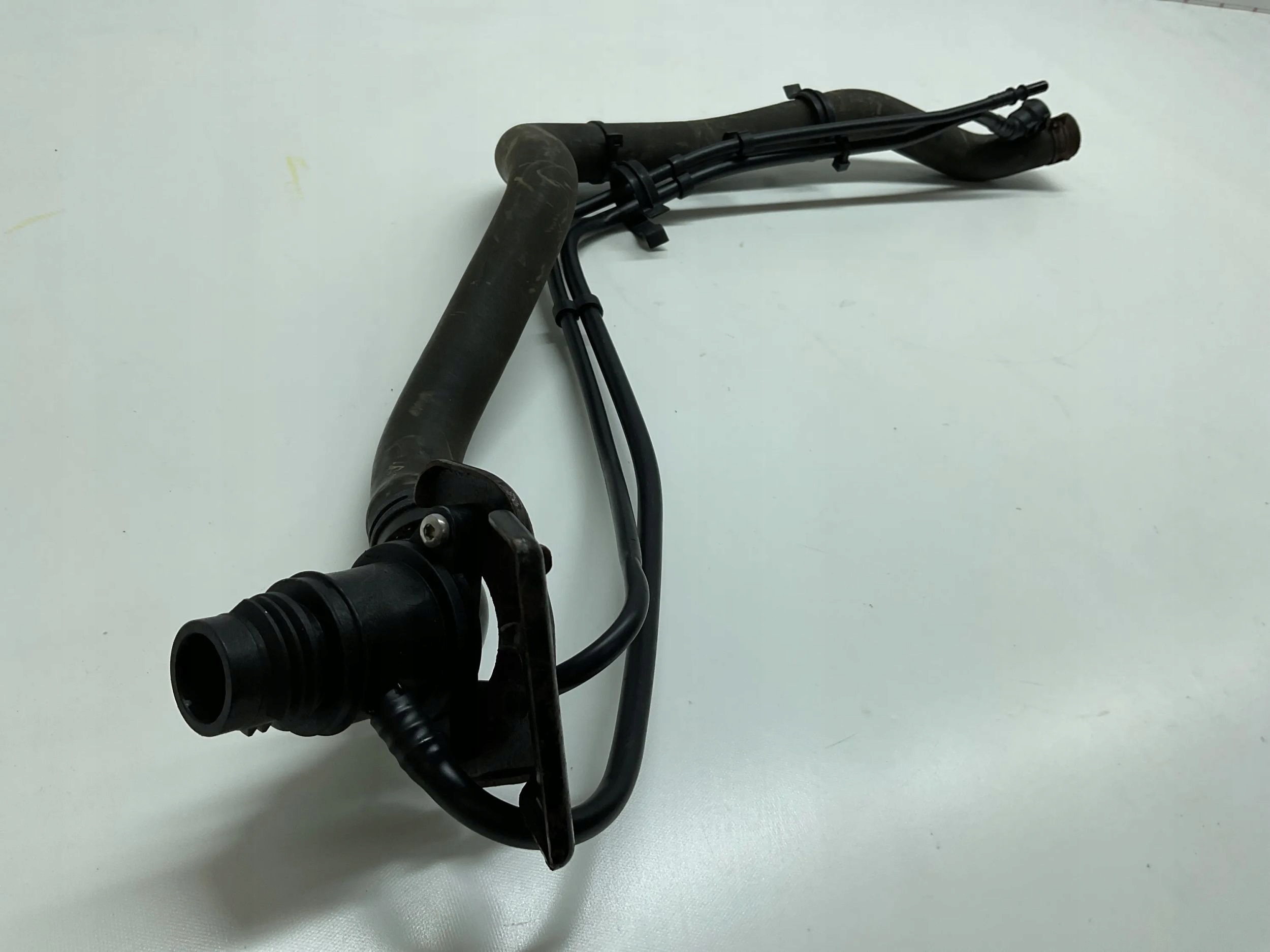 Land Rover Discovery 4 - LR4 2016 Rura wlewu paliwa Producent części Land Rover OE