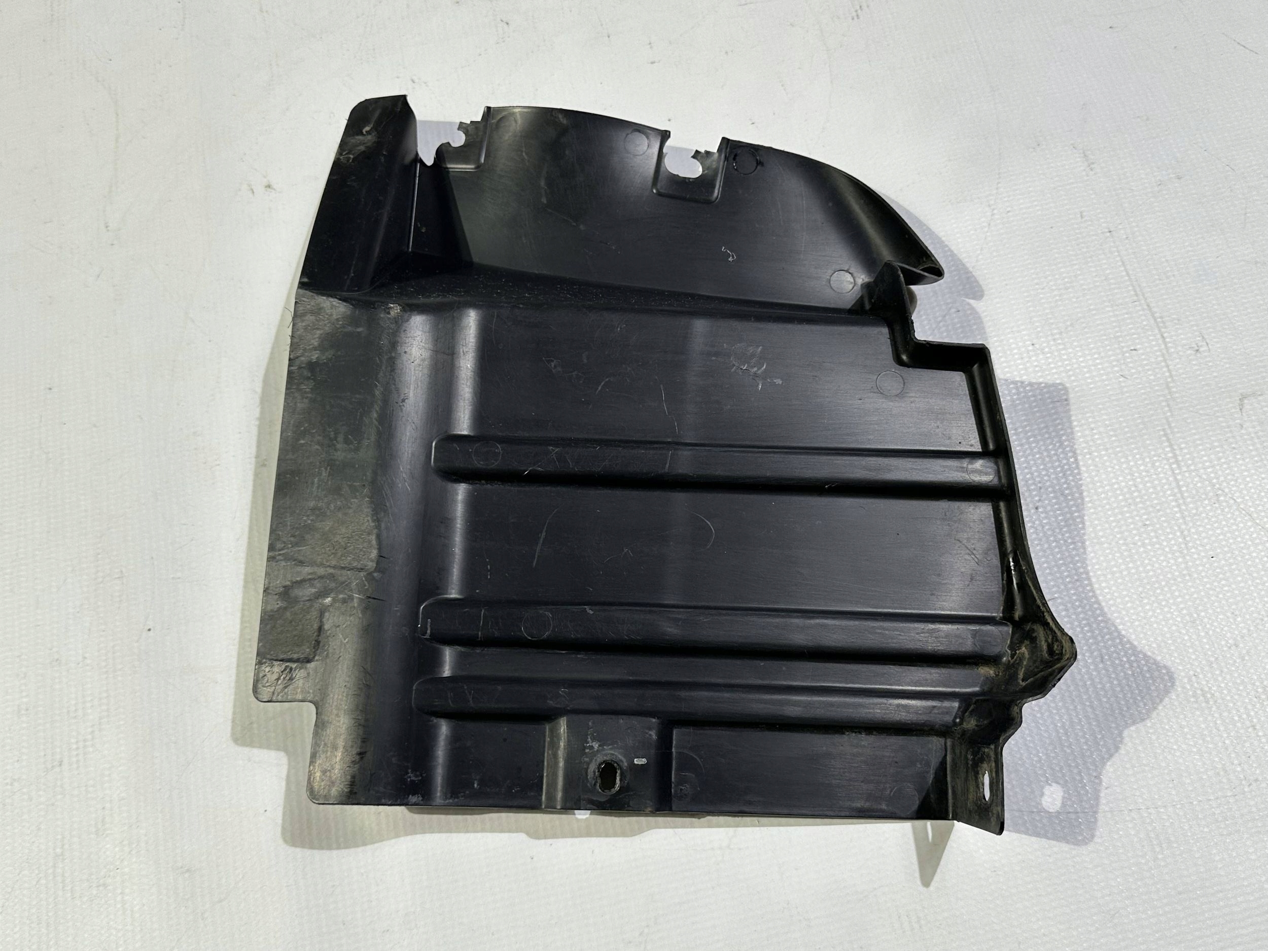 Element nadkola of a fender front front left lower Nissan Titan 2016+