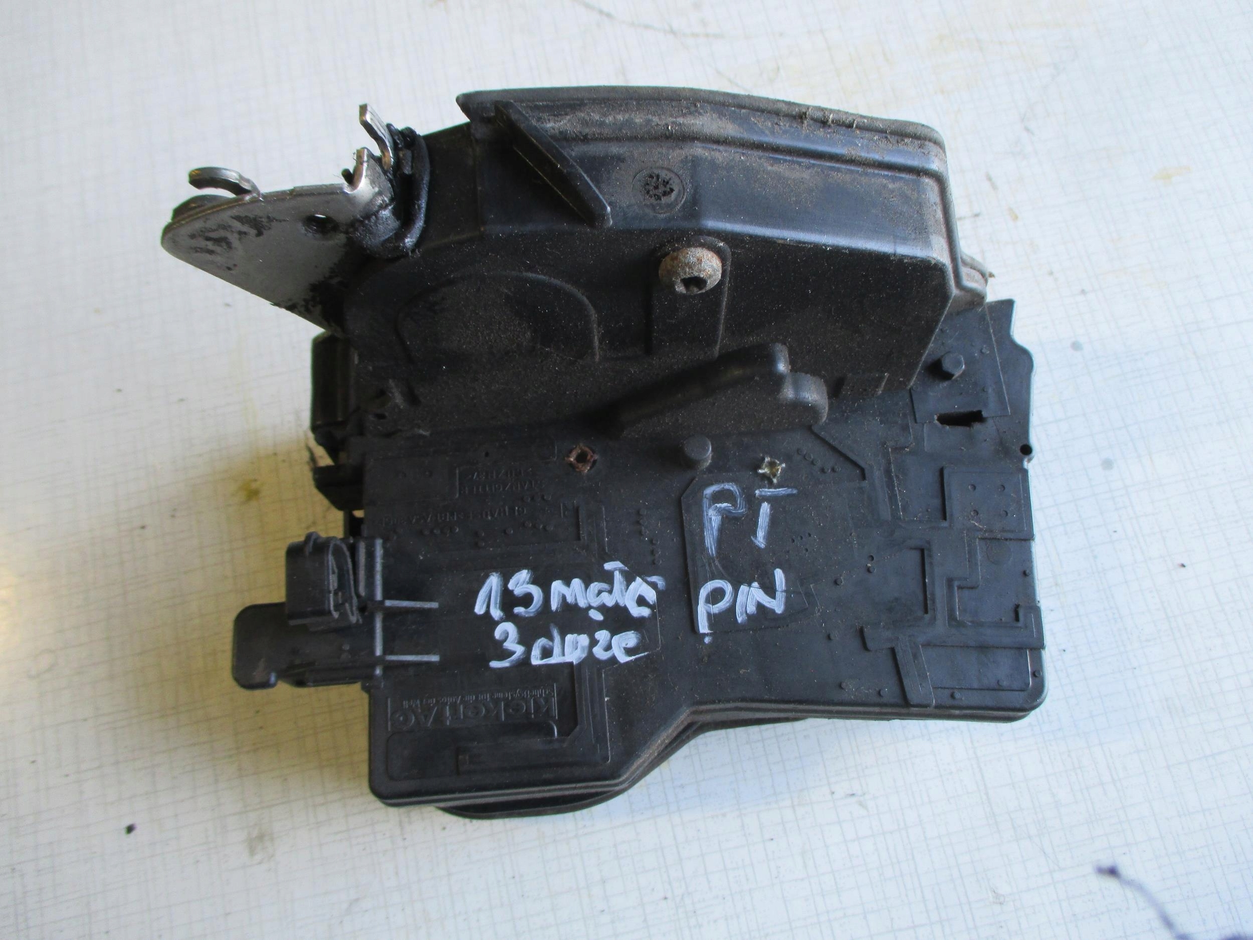 BMW E65 01-05 ZAMEK Z DRZWI PRAWY TYŁ 7012146