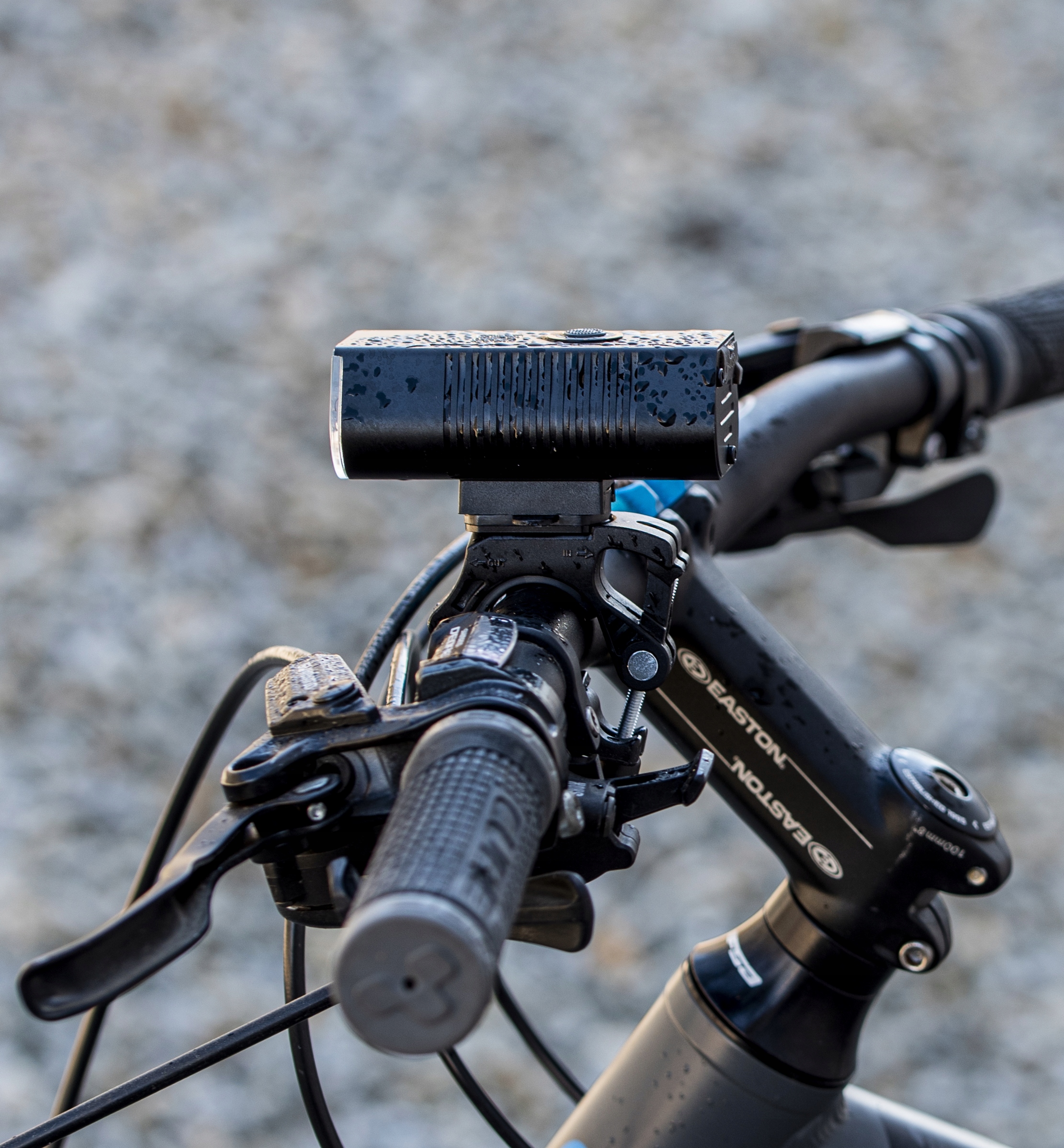 UCHWYT ROWEROWY MOCOWANIE DO LAMPKI LATARKI VAYOX Kolor dominujący czarny