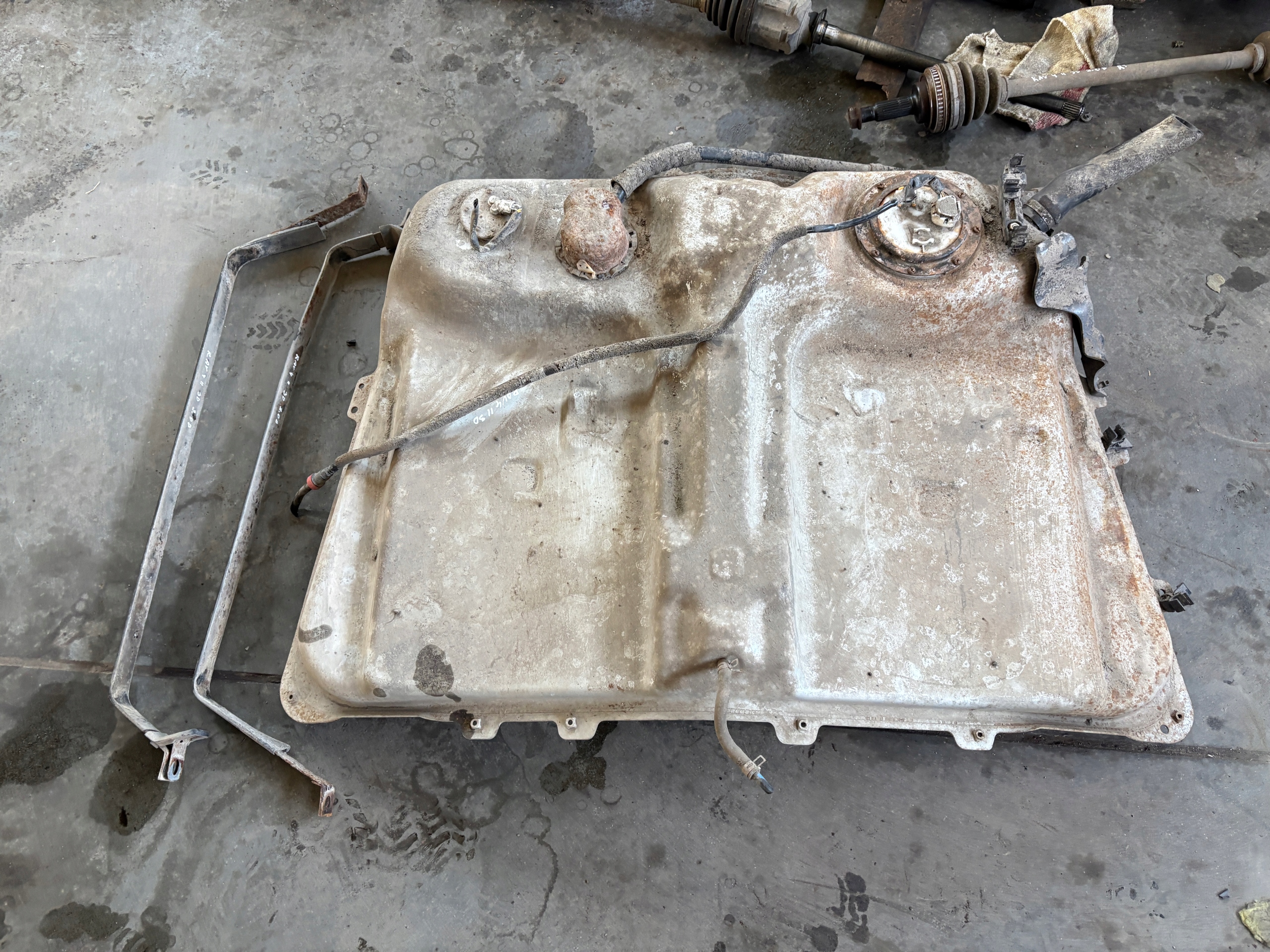 TOYOTA RAV4 II ZBIORNIK PALIWA BAK PASY 2.0B 3D