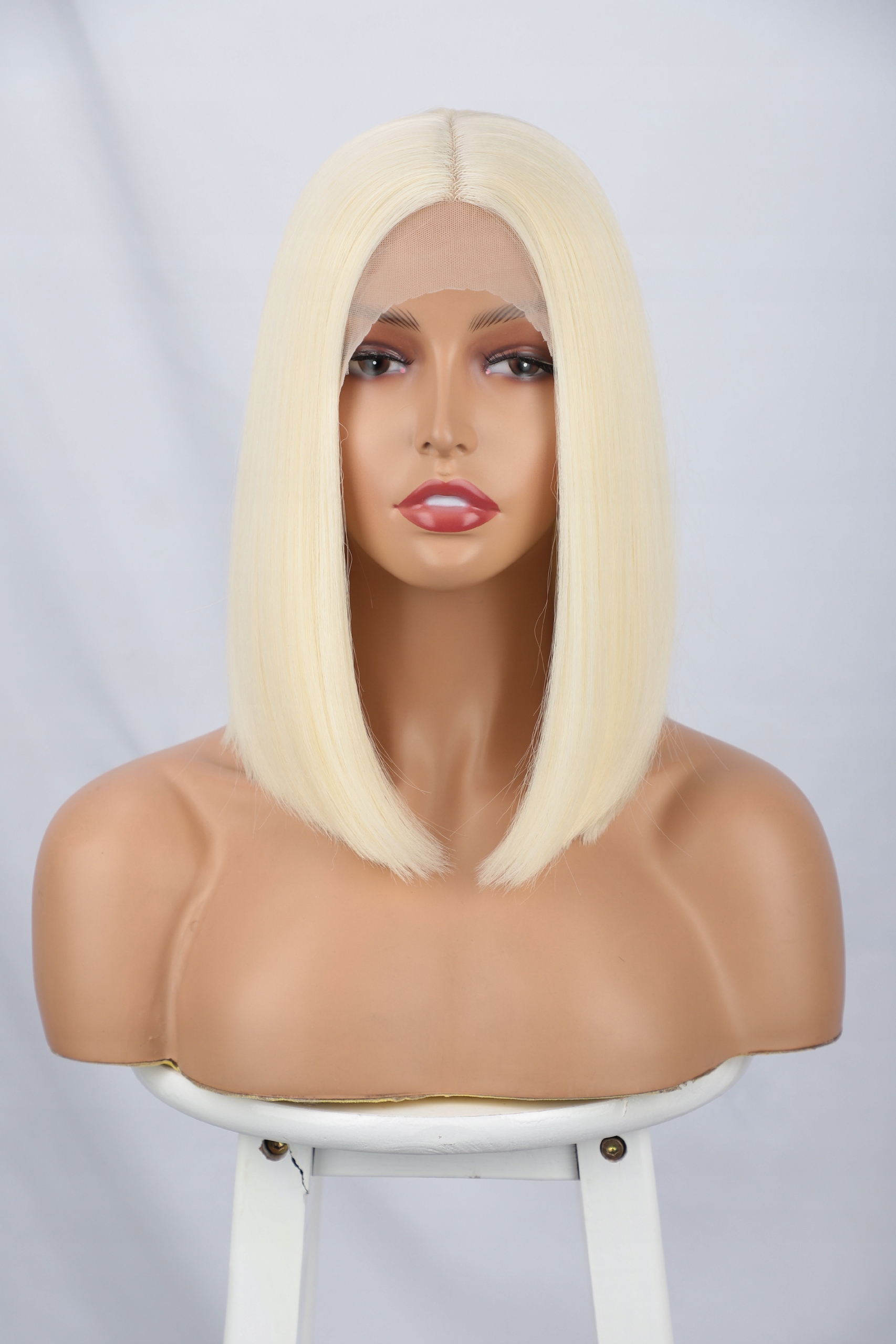 Zářivá bíla mikádo paruka Olivia se síťkou (lace front)