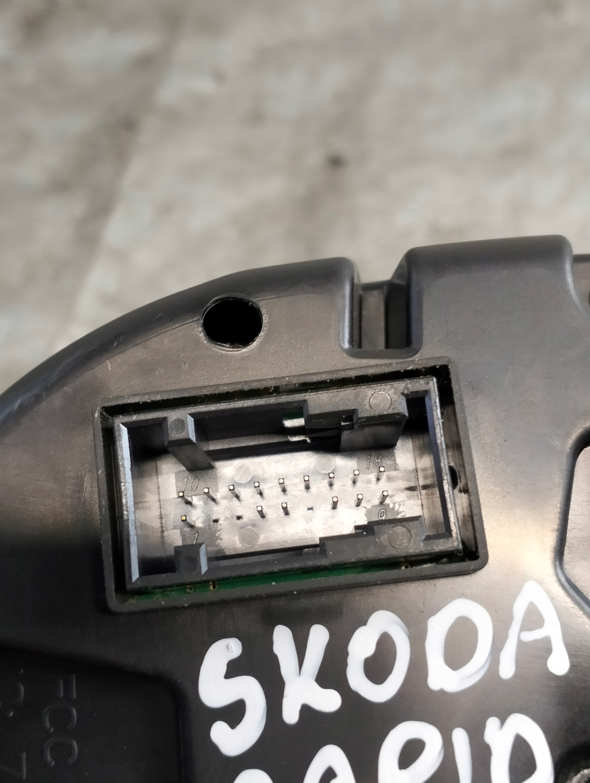 dials dials SKODA RAPID 1.4 D 2015r OE 5JA920701