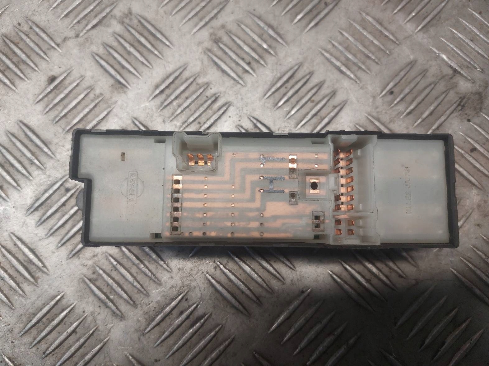 window control switch left front NISSAN X-TRAIL and
