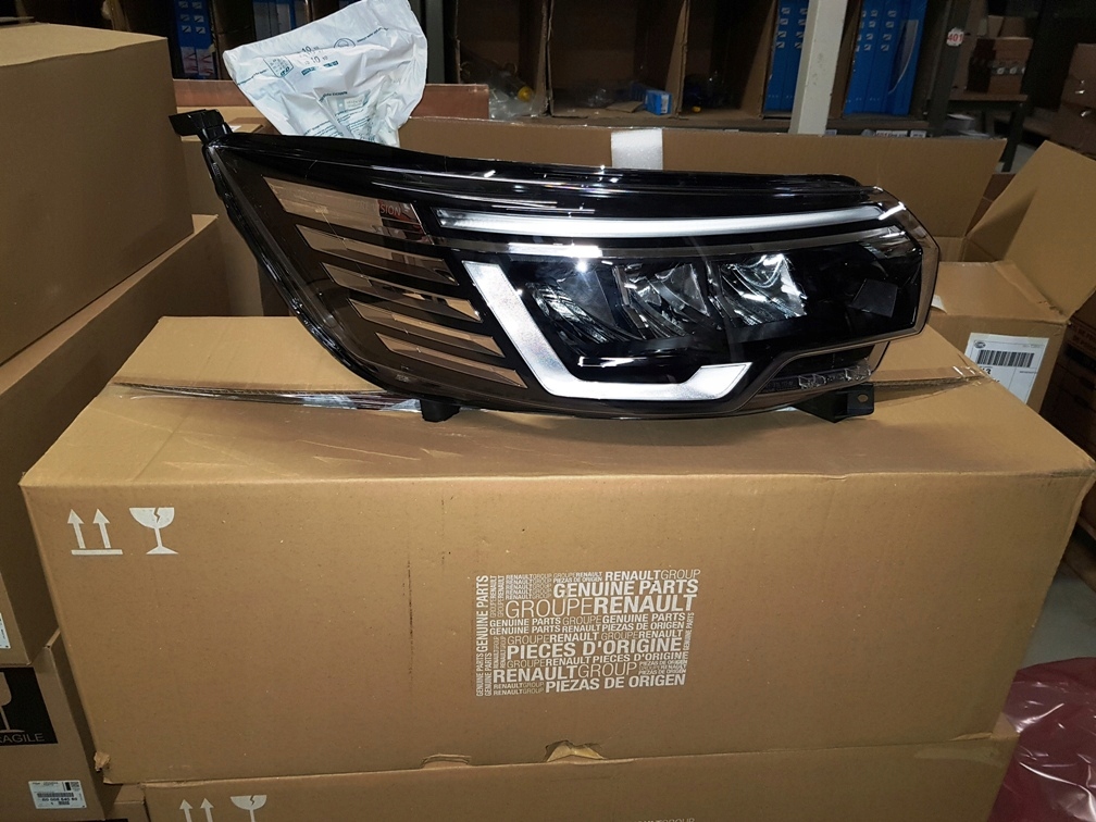 LAMPA PRZEDNIA PRAWA RENAULT TRAFIC IV 260102899R Producent części Renault OE