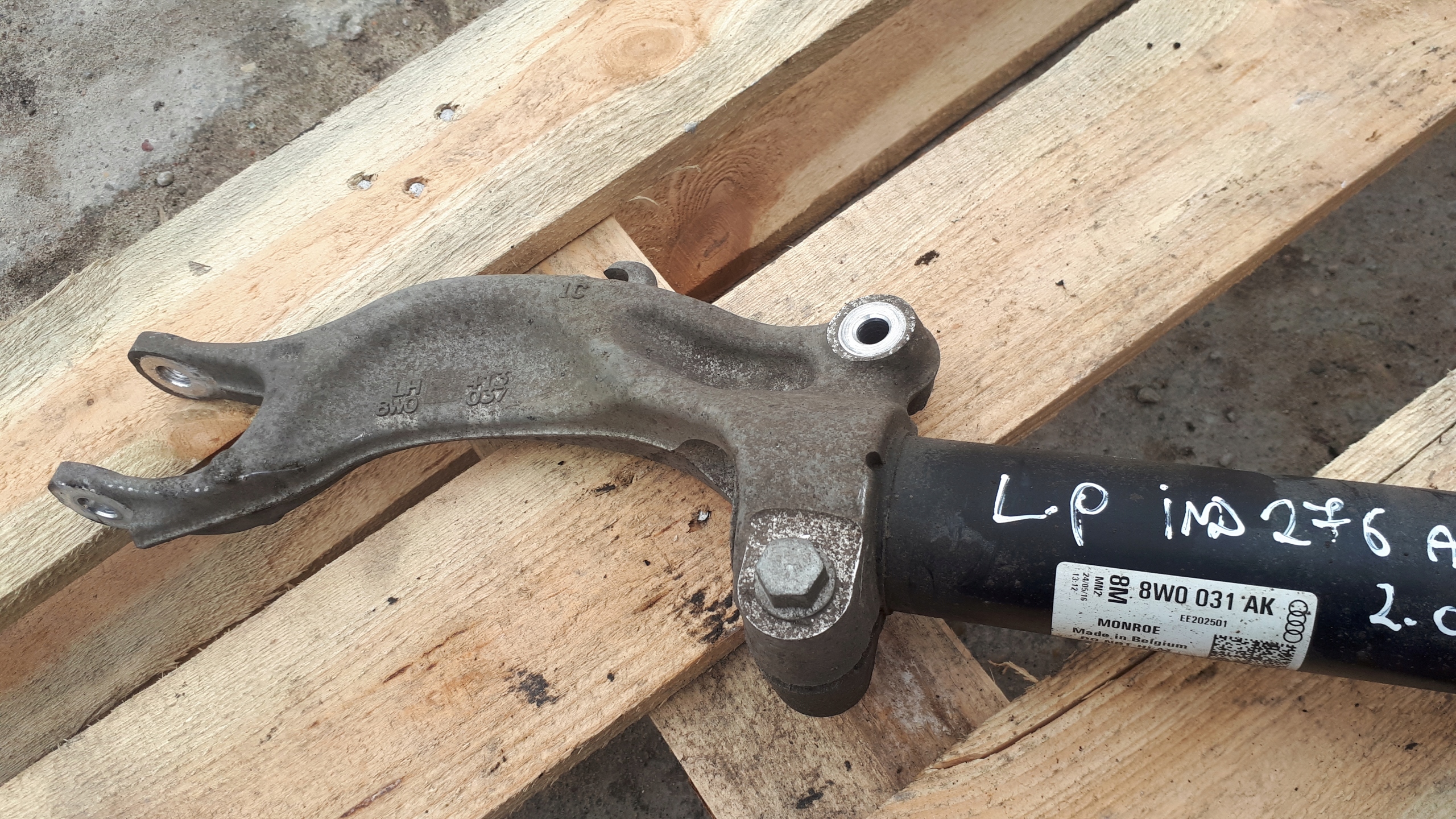 A4 B9 8W shock absorber left front front 8W0031AK