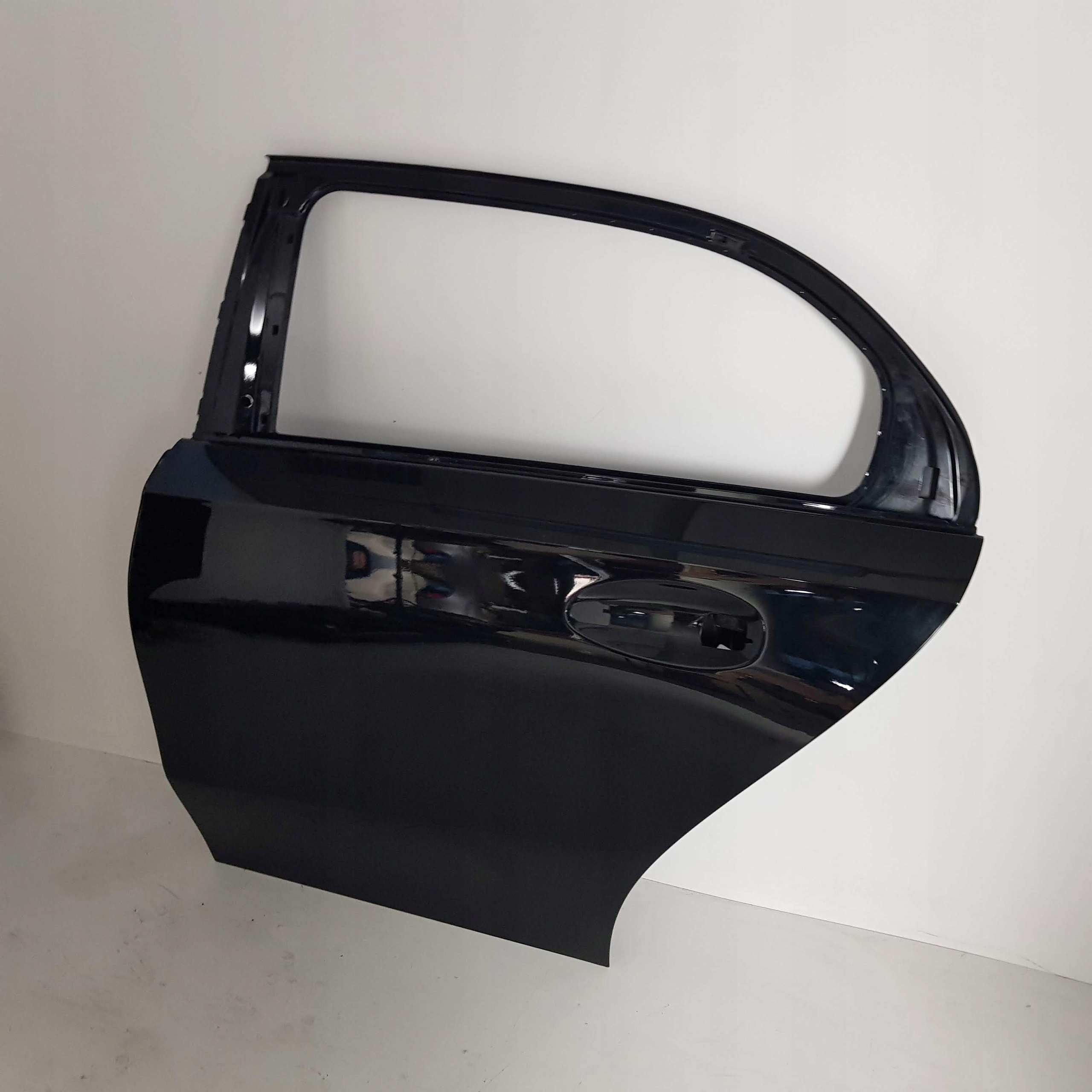 MERCEDES A KLASA 177 DRZWI TYŁ LEWE CZARNE ŁADNE Kolor czarny