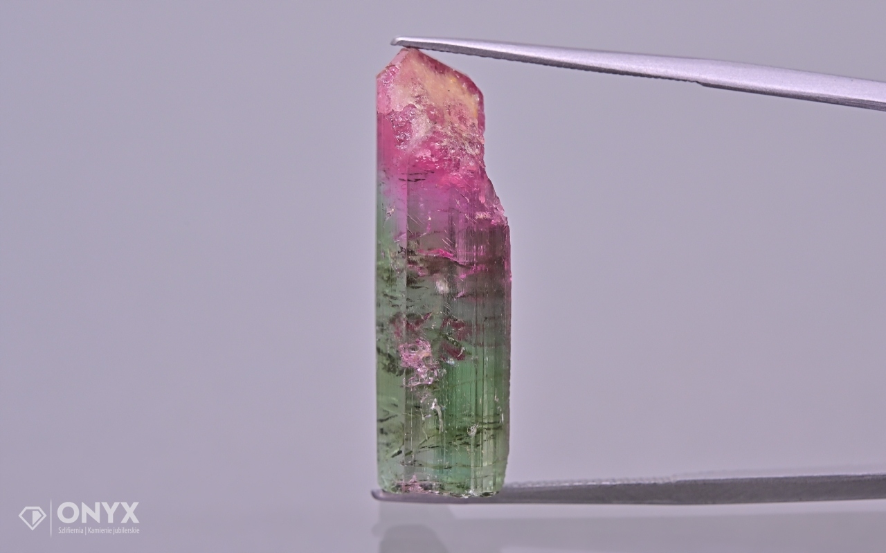 Turmalín melounový hrudkující 27,5x9,5 mm