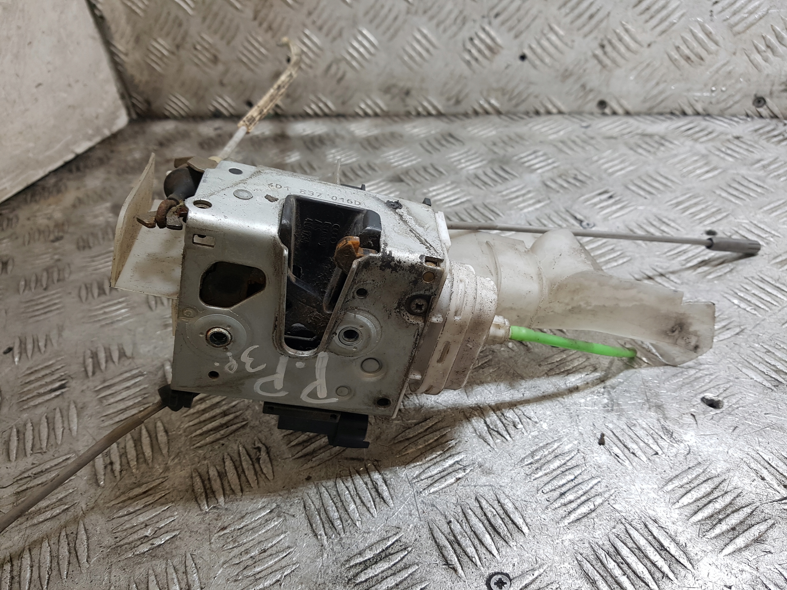 lock door right front AUDI A8 D2 3 PIN