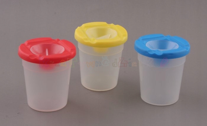 

Kubek plastikowy "niekapek" na wodę