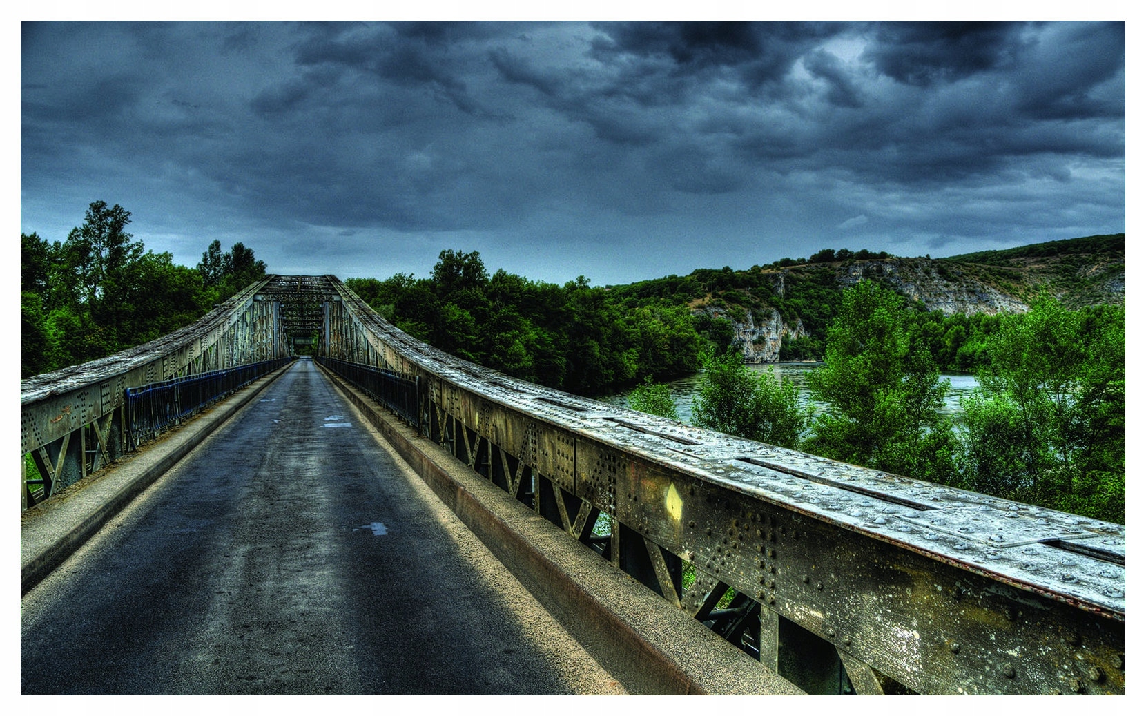 Tapeta Železniční most řeka šedé mraky ponurá krajina vinyl 208x146+lepidlo