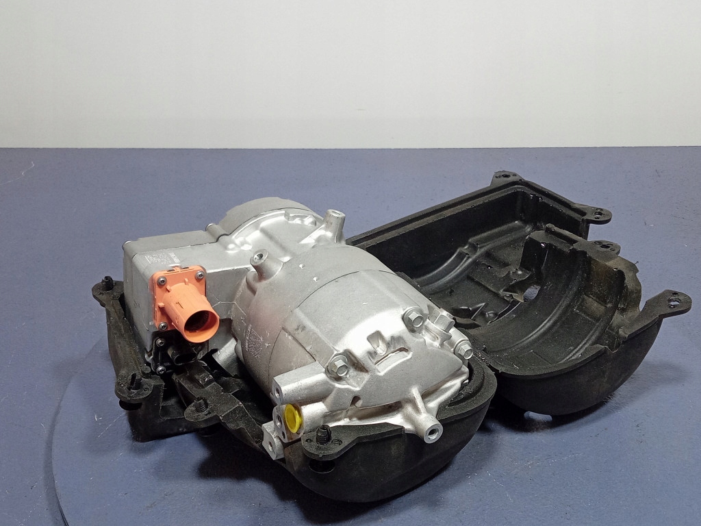 BMW I4 G26 M50 компрессор кондиционера 5A63640