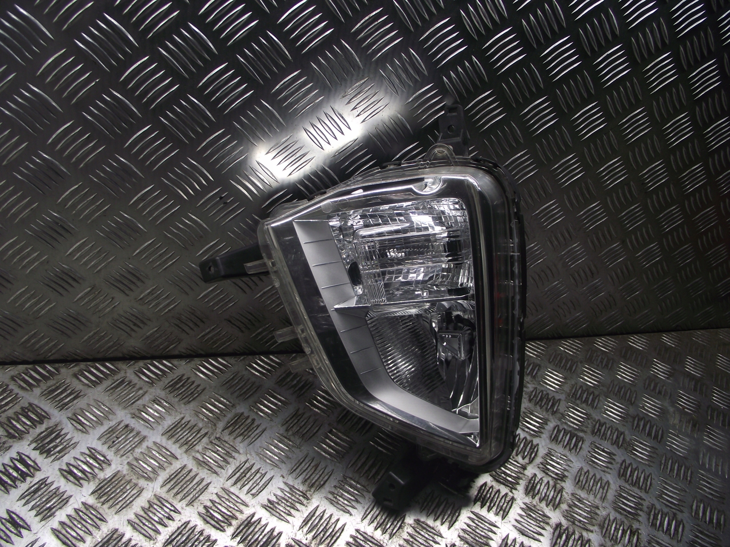 ПРОТИВОТУМАНКА ФАРА ЛІВИЙ ПЕРЕД ECLIPSE CROSS9r