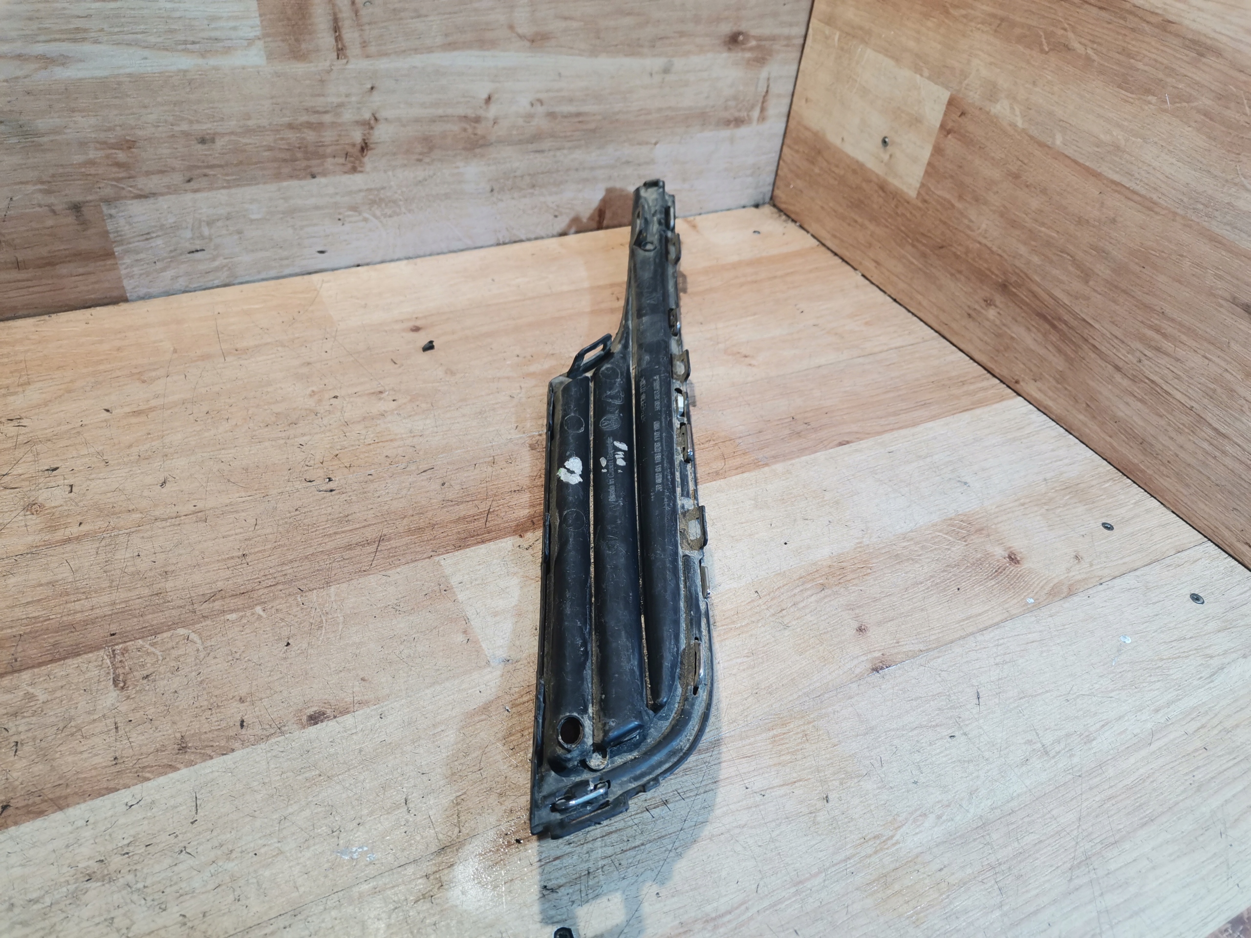 grid of a bumper left VW GOLF VII 7 5G0853665A