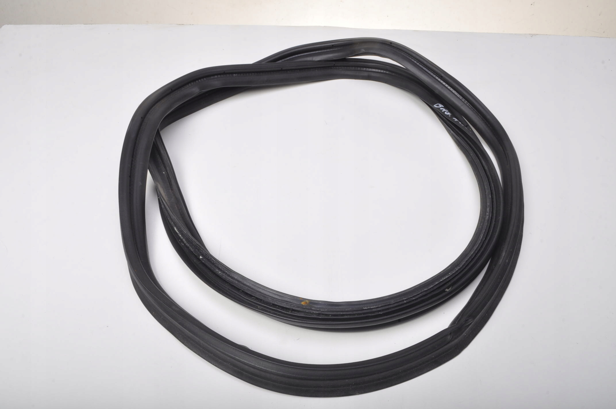 ASTON MARTIN VANQUISH I USZCZELKA KLAPY