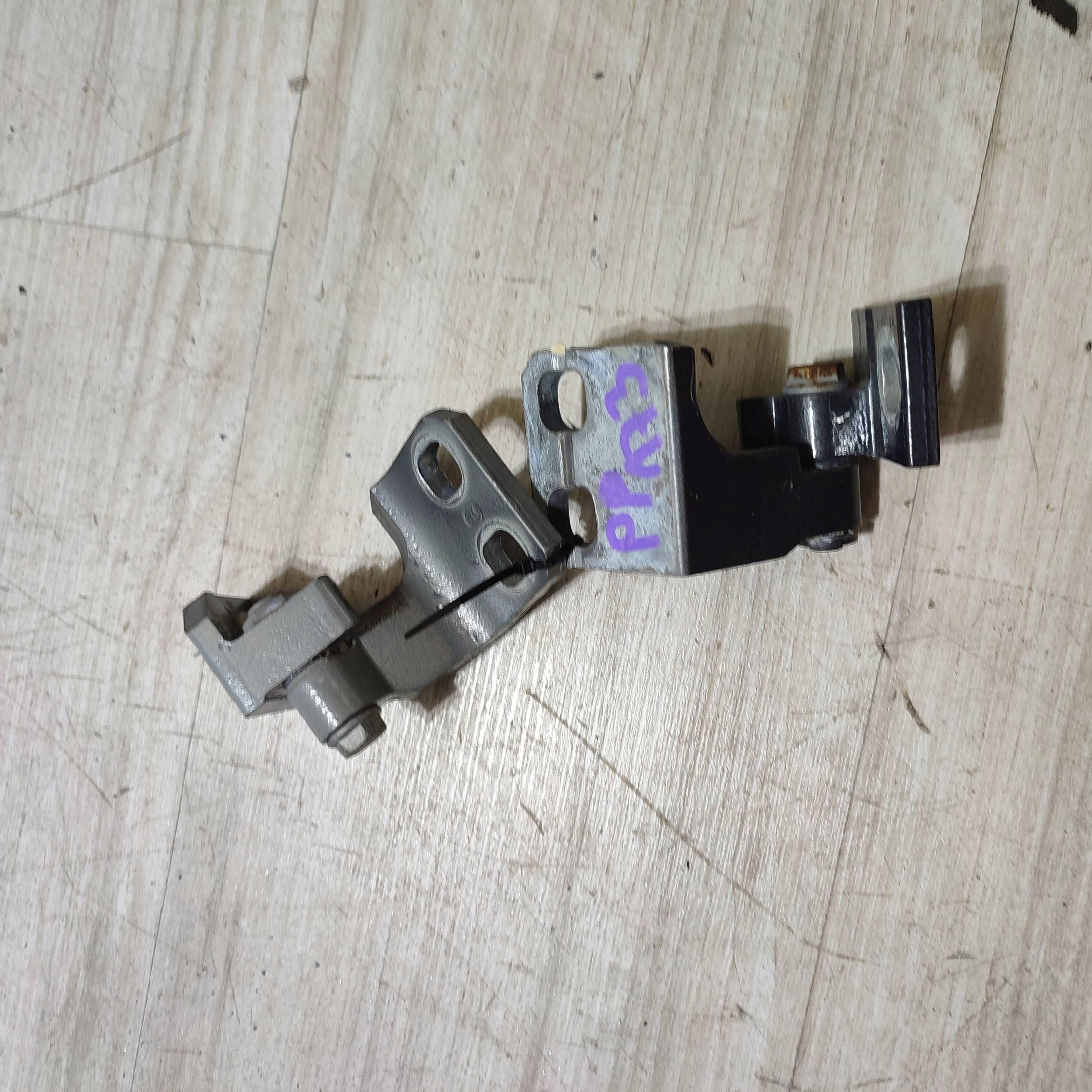 hinges door przednich front side right Fiat 500X A048903