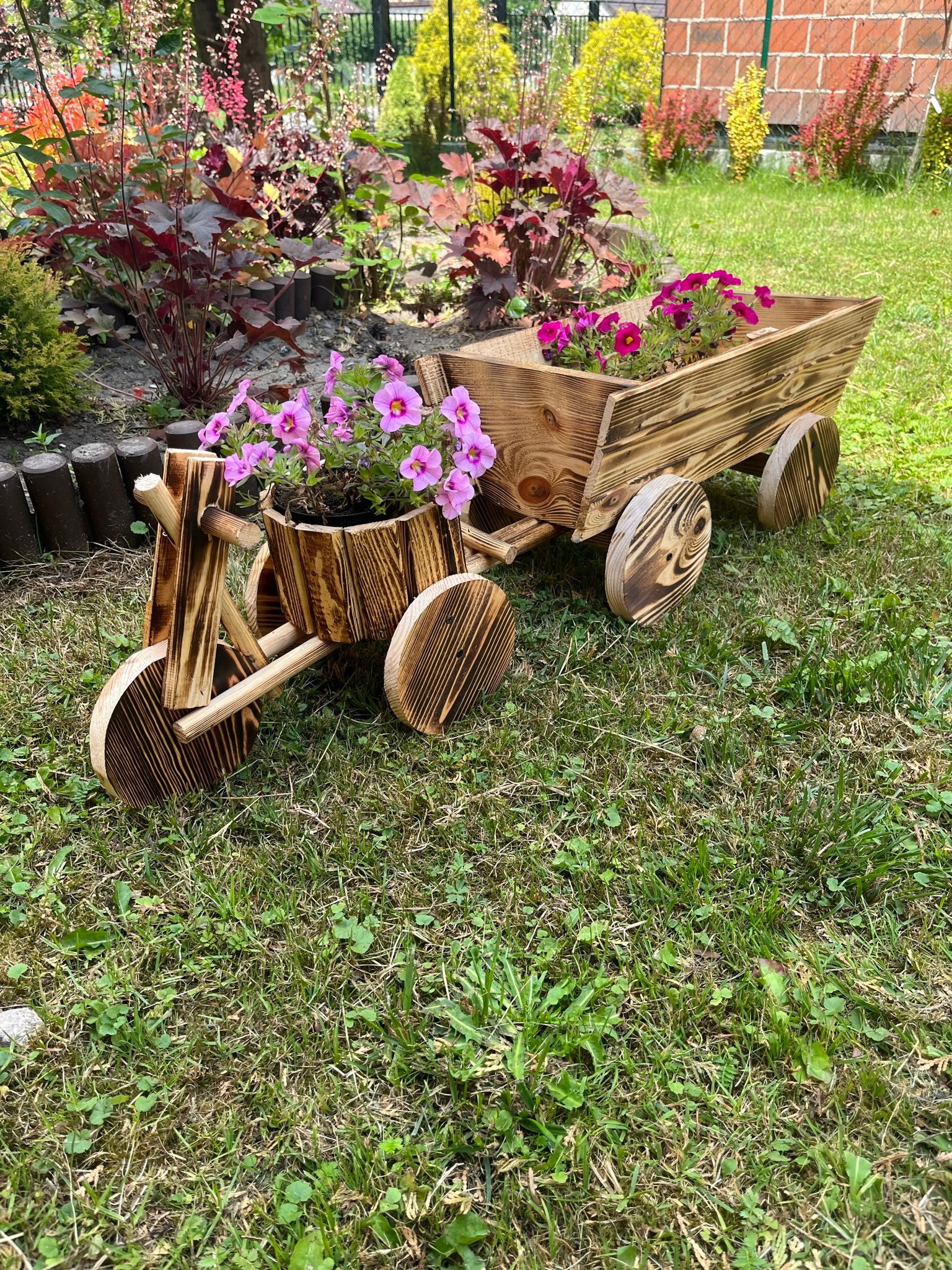 Rower z wozem pełnym z drewna