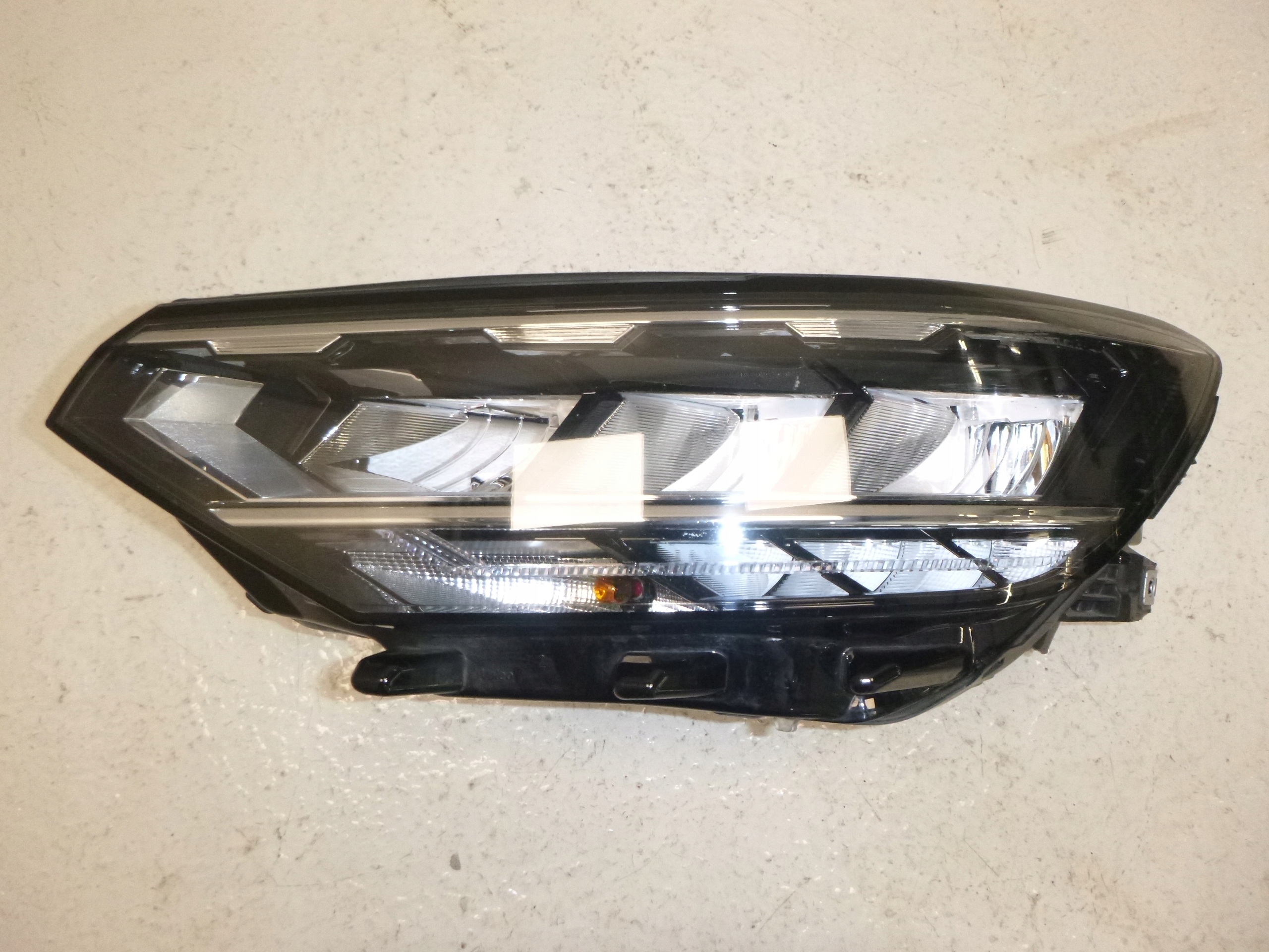 VW PASSAT B8 LIFT light left front 10PIN LED NR103